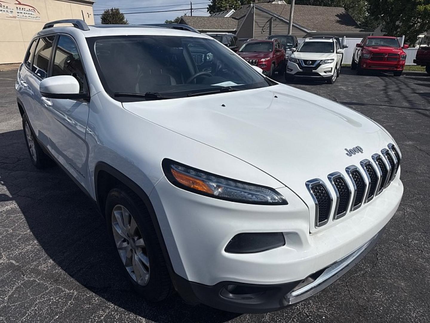 2017 WHITE /BLACK Jeep Cherokee Limited 4WD (1C4PJMDS4HW) with an 3.2L V6 DOHC 24V engine, 9A transmission, located at 3304 Woodville Road, Northwood, OH, 43619, (419) 210-8019, 41.612694, -83.480743- Photo#6