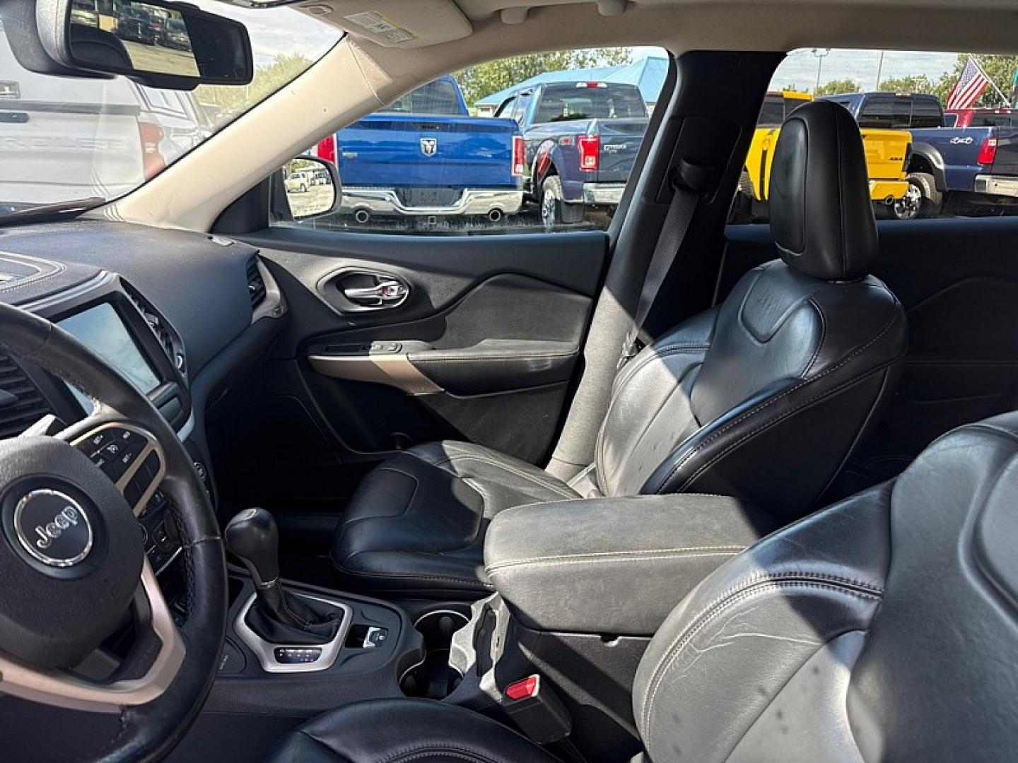 2017 WHITE /BLACK Jeep Cherokee Limited 4WD (1C4PJMDS4HW) with an 3.2L V6 DOHC 24V engine, 9A transmission, located at 3304 Woodville Road, Northwood, OH, 43619, (419) 210-8019, 41.612694, -83.480743- Photo#9