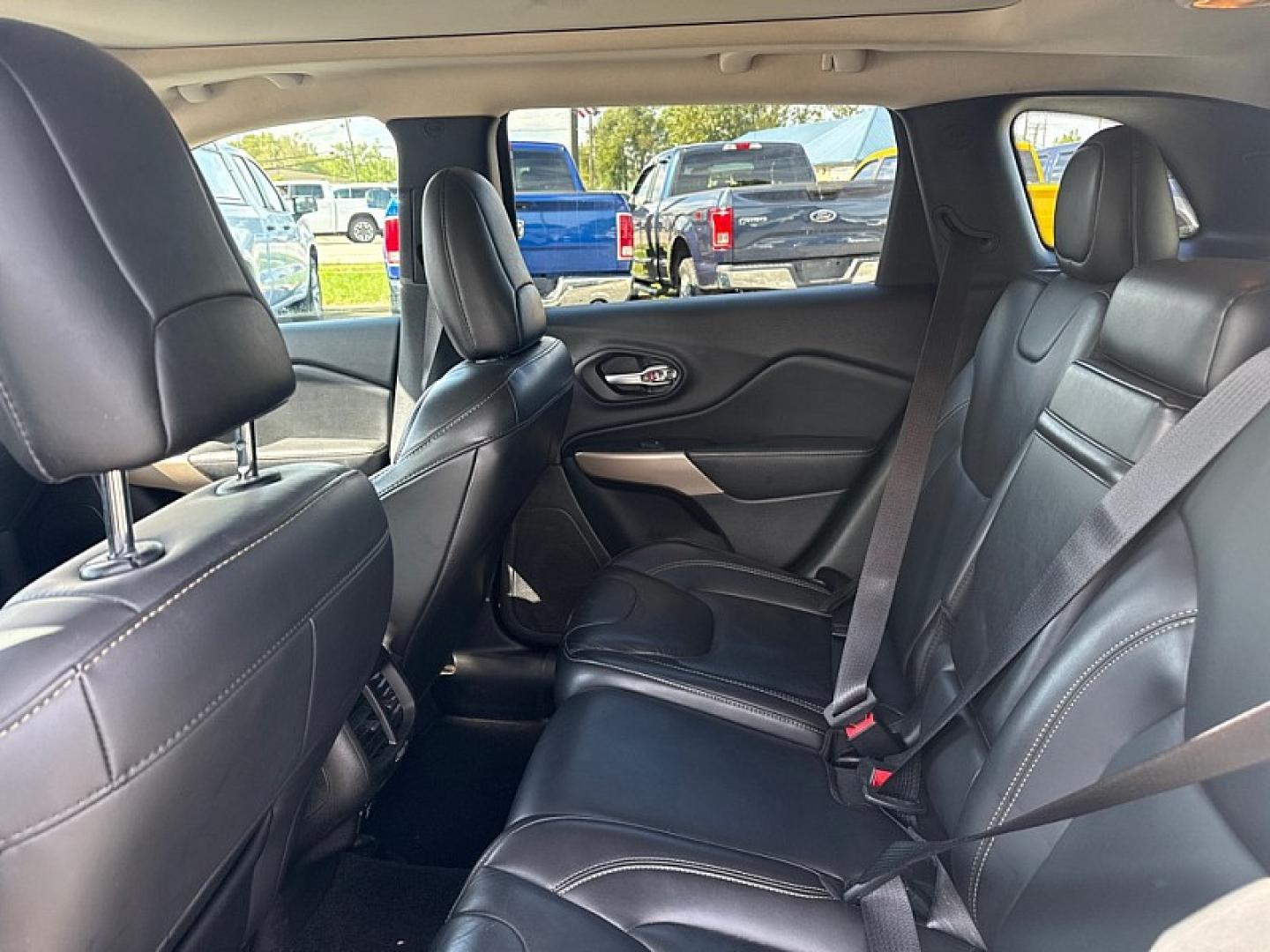 2017 WHITE /BLACK Jeep Cherokee Limited 4WD (1C4PJMDS4HW) with an 3.2L V6 DOHC 24V engine, 9A transmission, located at 3304 Woodville Road, Northwood, OH, 43619, (419) 210-8019, 41.612694, -83.480743- Photo#11