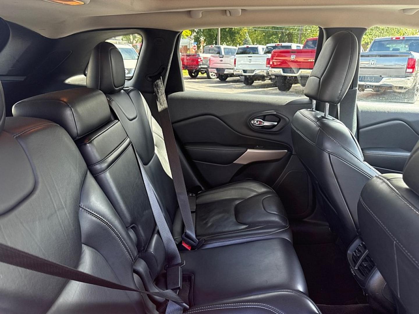 2017 WHITE /BLACK Jeep Cherokee Limited 4WD (1C4PJMDS4HW) with an 3.2L V6 DOHC 24V engine, 9A transmission, located at 3304 Woodville Road, Northwood, OH, 43619, (419) 210-8019, 41.612694, -83.480743- Photo#13