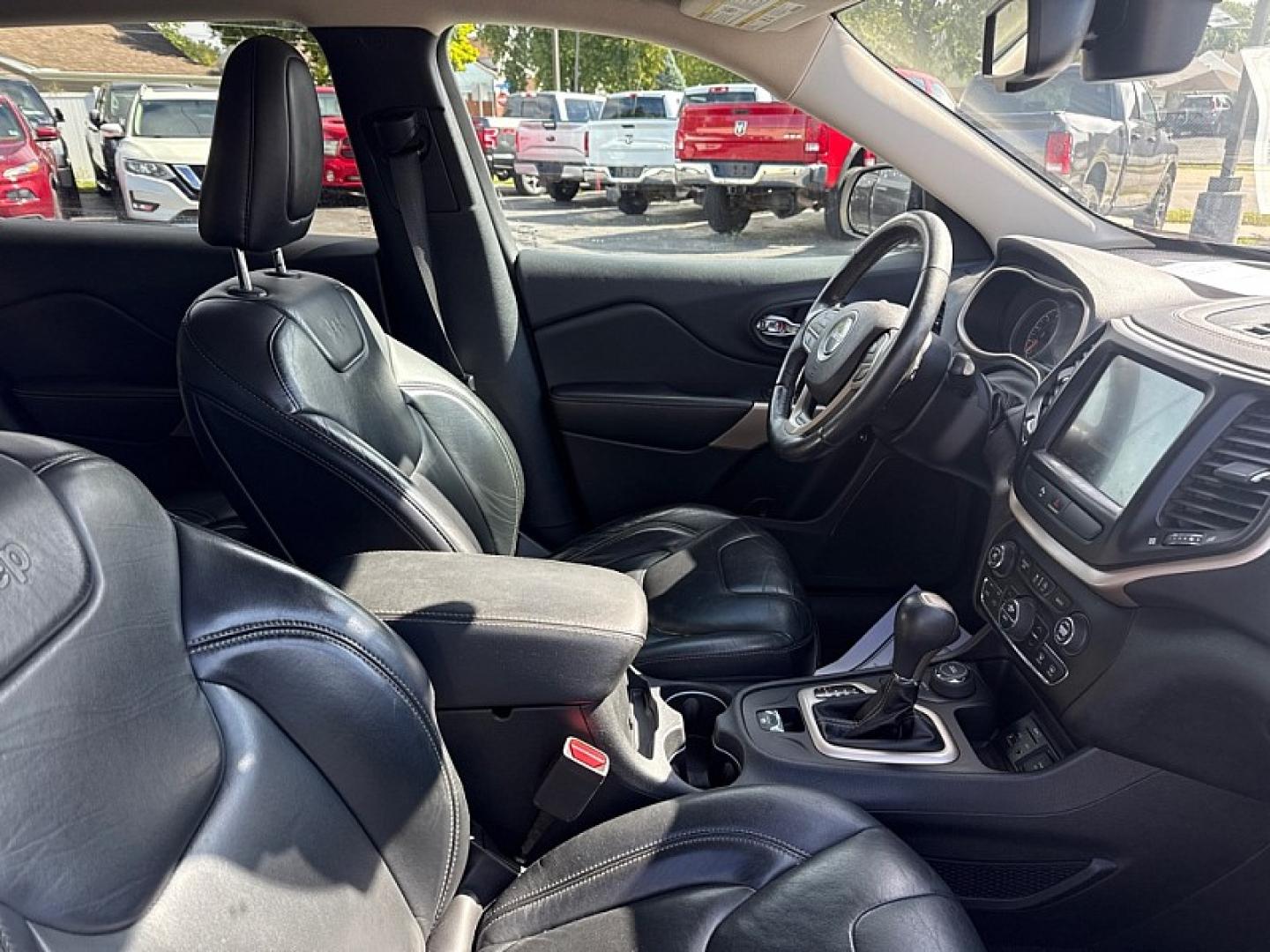 2017 WHITE /BLACK Jeep Cherokee Limited 4WD (1C4PJMDS4HW) with an 3.2L V6 DOHC 24V engine, 9A transmission, located at 3304 Woodville Road, Northwood, OH, 43619, (419) 210-8019, 41.612694, -83.480743- Photo#15