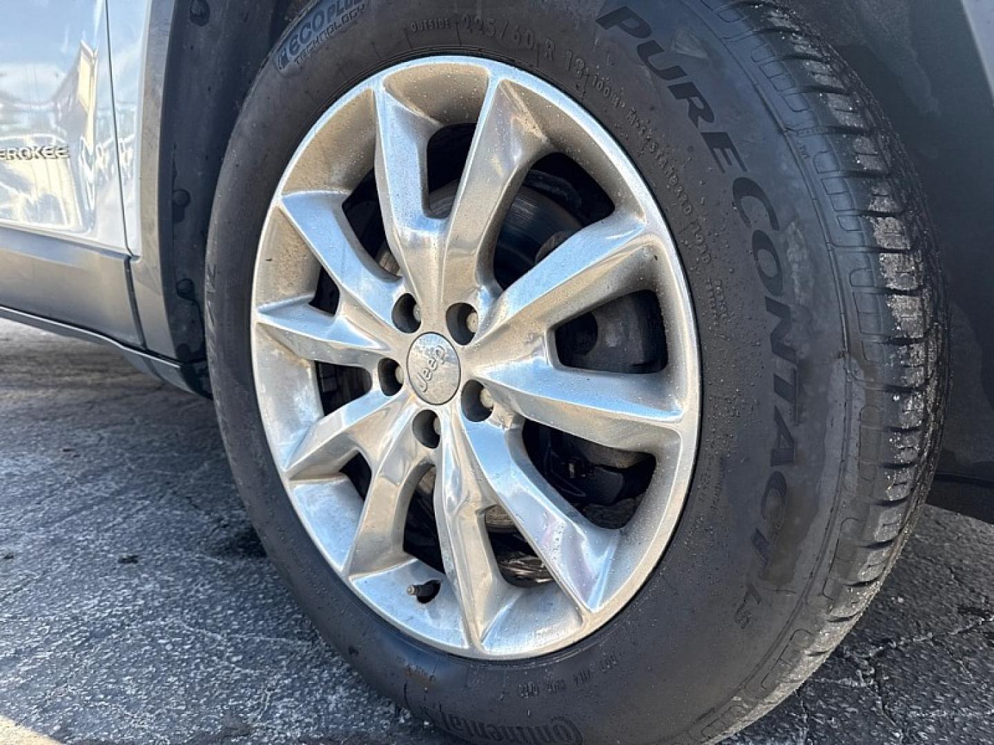 2017 WHITE /BLACK Jeep Cherokee Limited 4WD (1C4PJMDS4HW) with an 3.2L V6 DOHC 24V engine, 9A transmission, located at 3304 Woodville Road, Northwood, OH, 43619, (419) 210-8019, 41.612694, -83.480743- Photo#16