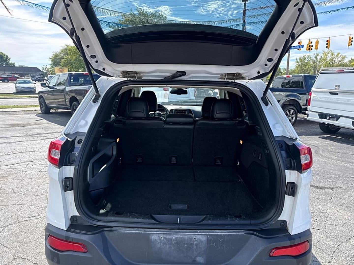 2017 WHITE /BLACK Jeep Cherokee Limited 4WD (1C4PJMDS4HW) with an 3.2L V6 DOHC 24V engine, 9A transmission, located at 3304 Woodville Road, Northwood, OH, 43619, (419) 210-8019, 41.612694, -83.480743- Photo#17