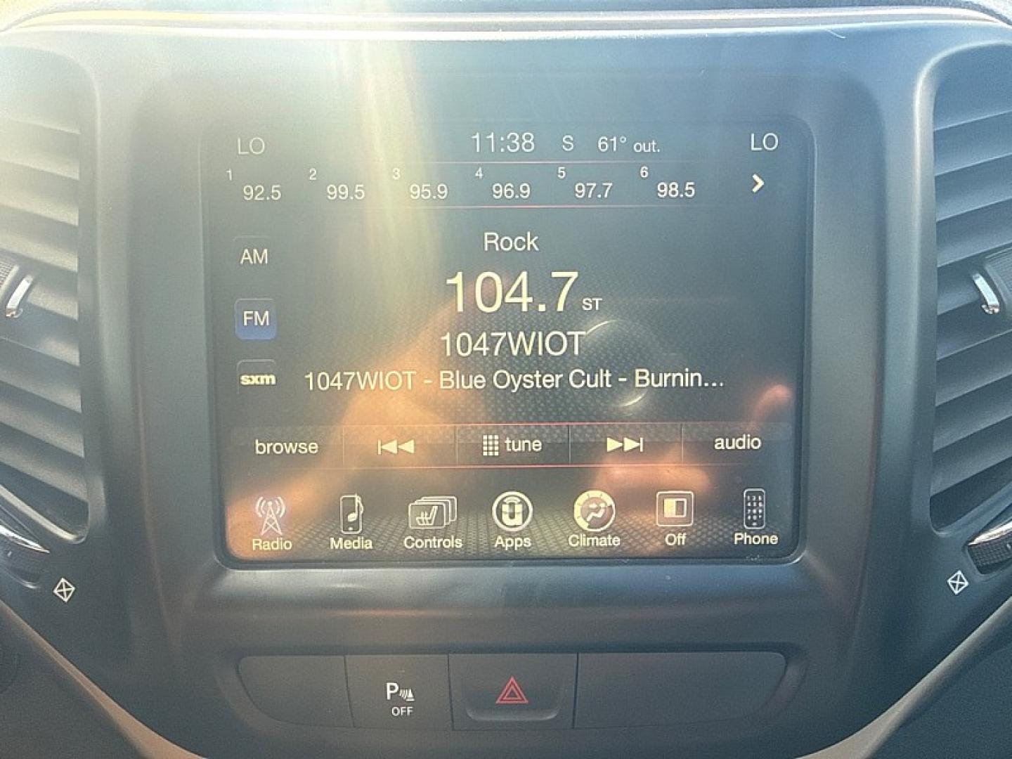 2017 WHITE /BLACK Jeep Cherokee Limited 4WD (1C4PJMDS4HW) with an 3.2L V6 DOHC 24V engine, 9A transmission, located at 3304 Woodville Road, Northwood, OH, 43619, (419) 210-8019, 41.612694, -83.480743- Photo#19
