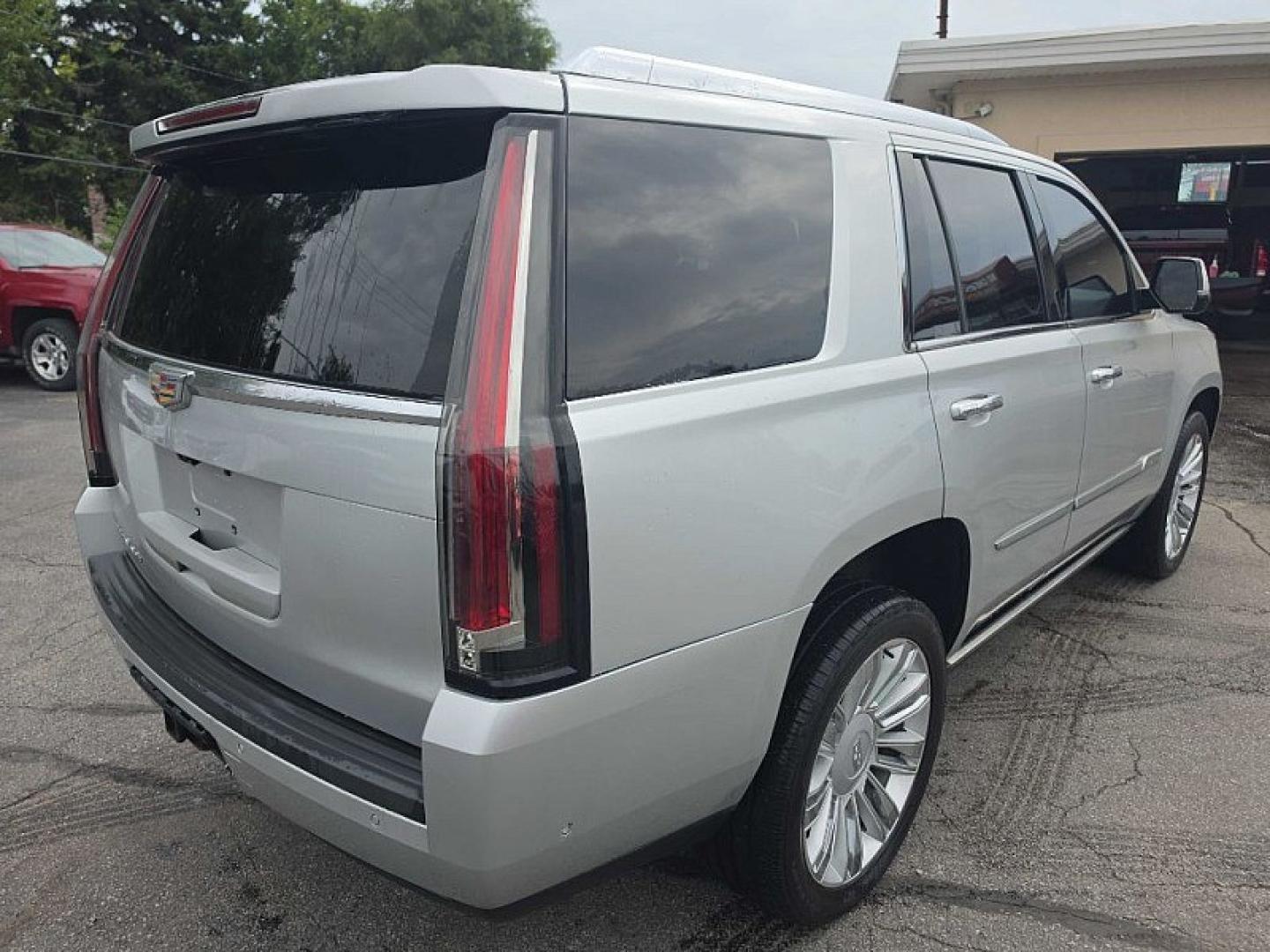 2019 SILVER /BLACK Cadillac Escalade Platinum 4WD (1GYS4DKJXKR) with an 6.2L V8 OHV 16V FFV engine, 10A transmission, located at 3304 Woodville Road, Northwood, OH, 43619, (419) 210-8019, 41.612694, -83.480743- Photo#4