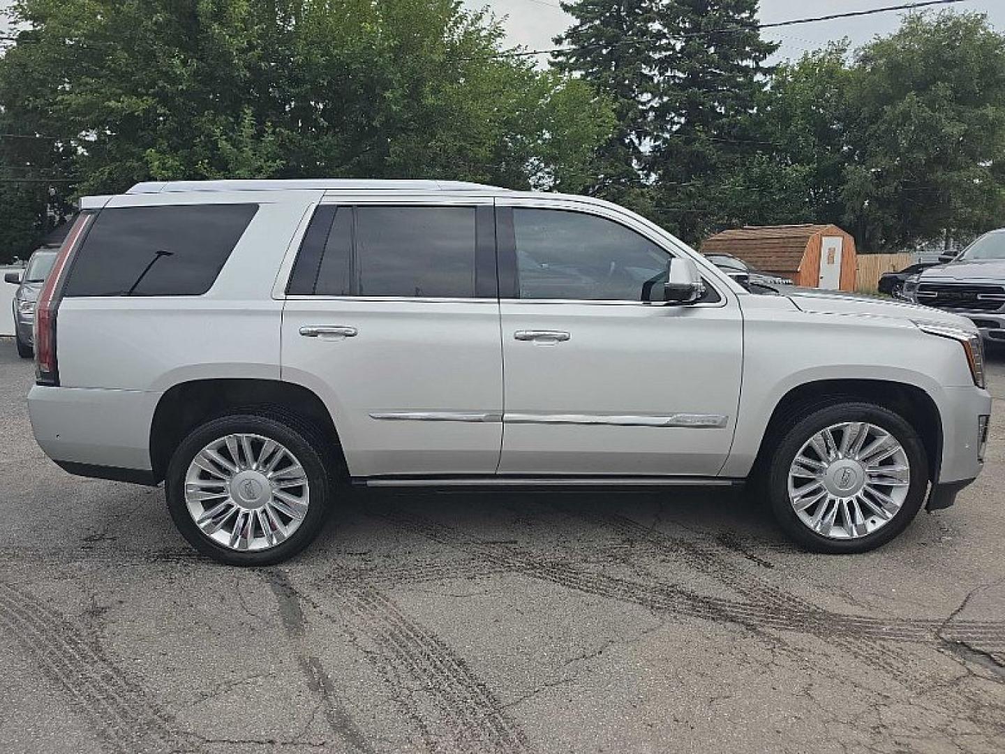 2019 SILVER /BLACK Cadillac Escalade Platinum 4WD (1GYS4DKJXKR) with an 6.2L V8 OHV 16V FFV engine, 10A transmission, located at 3304 Woodville Road, Northwood, OH, 43619, (419) 210-8019, 41.612694, -83.480743- Photo#5