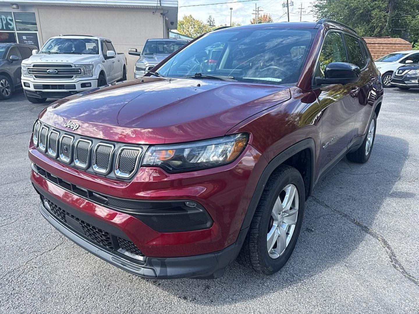 2022 MAROON /BLACK Jeep Compass Latitude 4WD (3C4NJDBB3NT) with an 2.4L L4 DOHC 16V engine, Automatic 9-Spd transmission, located at 3304 Woodville Road, Northwood, OH, 43619, (419) 210-8019, 41.612694, -83.480743- Photo#0