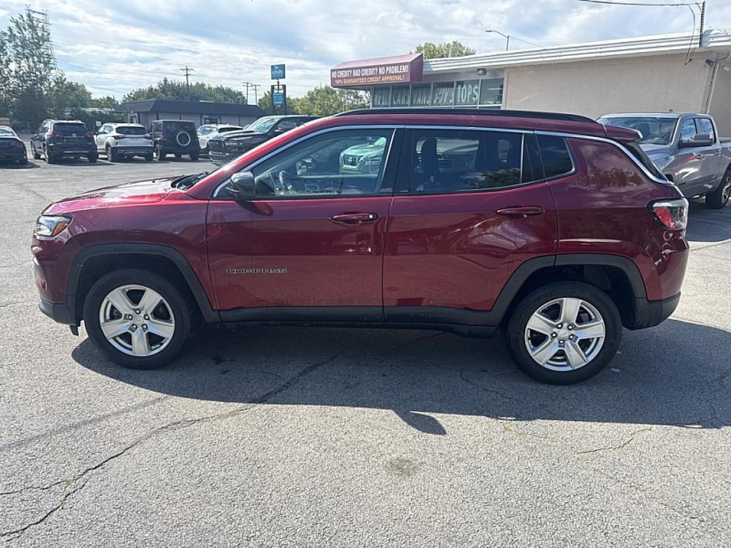 2022 MAROON /BLACK Jeep Compass Latitude 4WD (3C4NJDBB3NT) with an 2.4L L4 DOHC 16V engine, Automatic 9-Spd transmission, located at 3304 Woodville Road, Northwood, OH, 43619, (419) 210-8019, 41.612694, -83.480743- Photo#1
