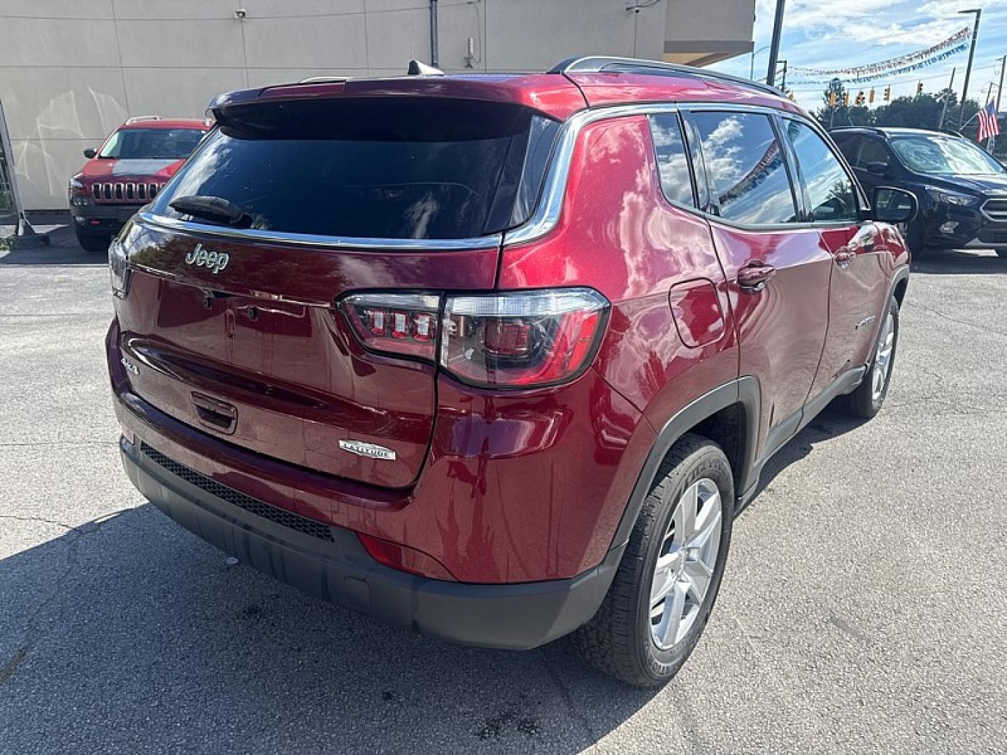 2022 MAROON /BLACK Jeep Compass Latitude 4WD (3C4NJDBB3NT) with an 2.4L L4 DOHC 16V engine, Automatic 9-Spd transmission, located at 3304 Woodville Road, Northwood, OH, 43619, (419) 210-8019, 41.612694, -83.480743- Photo#4