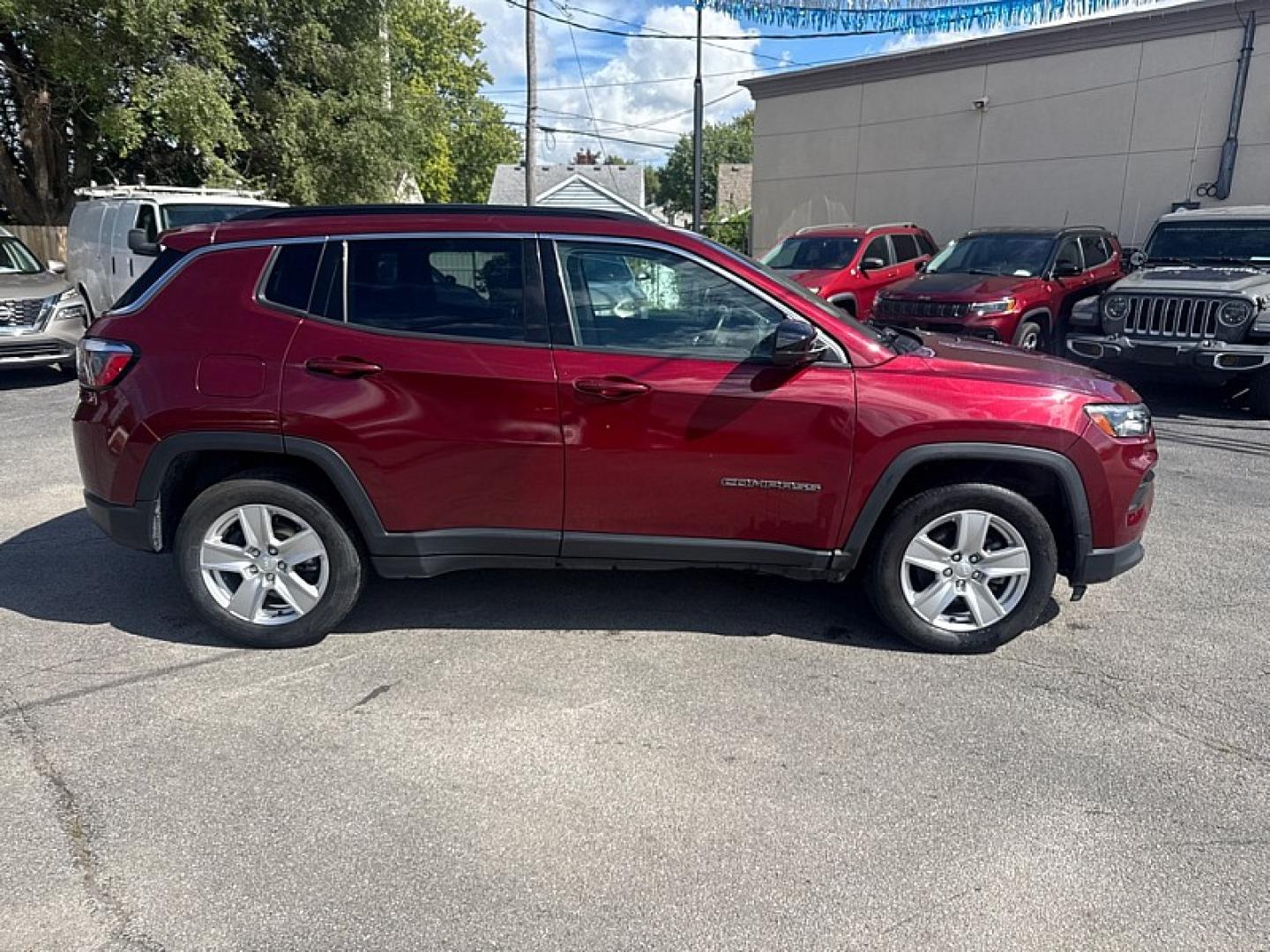 2022 MAROON /BLACK Jeep Compass Latitude 4WD (3C4NJDBB3NT) with an 2.4L L4 DOHC 16V engine, Automatic 9-Spd transmission, located at 3304 Woodville Road, Northwood, OH, 43619, (419) 210-8019, 41.612694, -83.480743- Photo#5