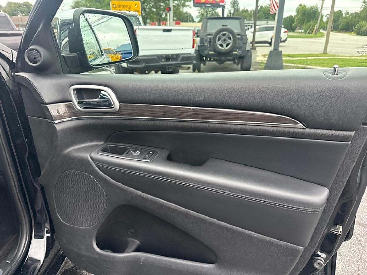 2018 BLACK /BLACK Jeep Grand Cherokee Overland 4WD (1C4RJFCG8JC) with an 3.6L V6 DOHC 24V engine, 8A transmission, located at 3304 Woodville Road, Northwood, OH, 43619, (419) 210-8019, 41.612694, -83.480743 - Your #1 Destination for Auto Loans and mdash;No Matter Your Credit!At our dealership, we believe everyone deserves the opportunity to drive their dream car and mdash;whether you have good credit, bad credit, or no credit at all. With a wide selection of hundreds of cars, trucks, and SUVs, you'll fin- Photo#14