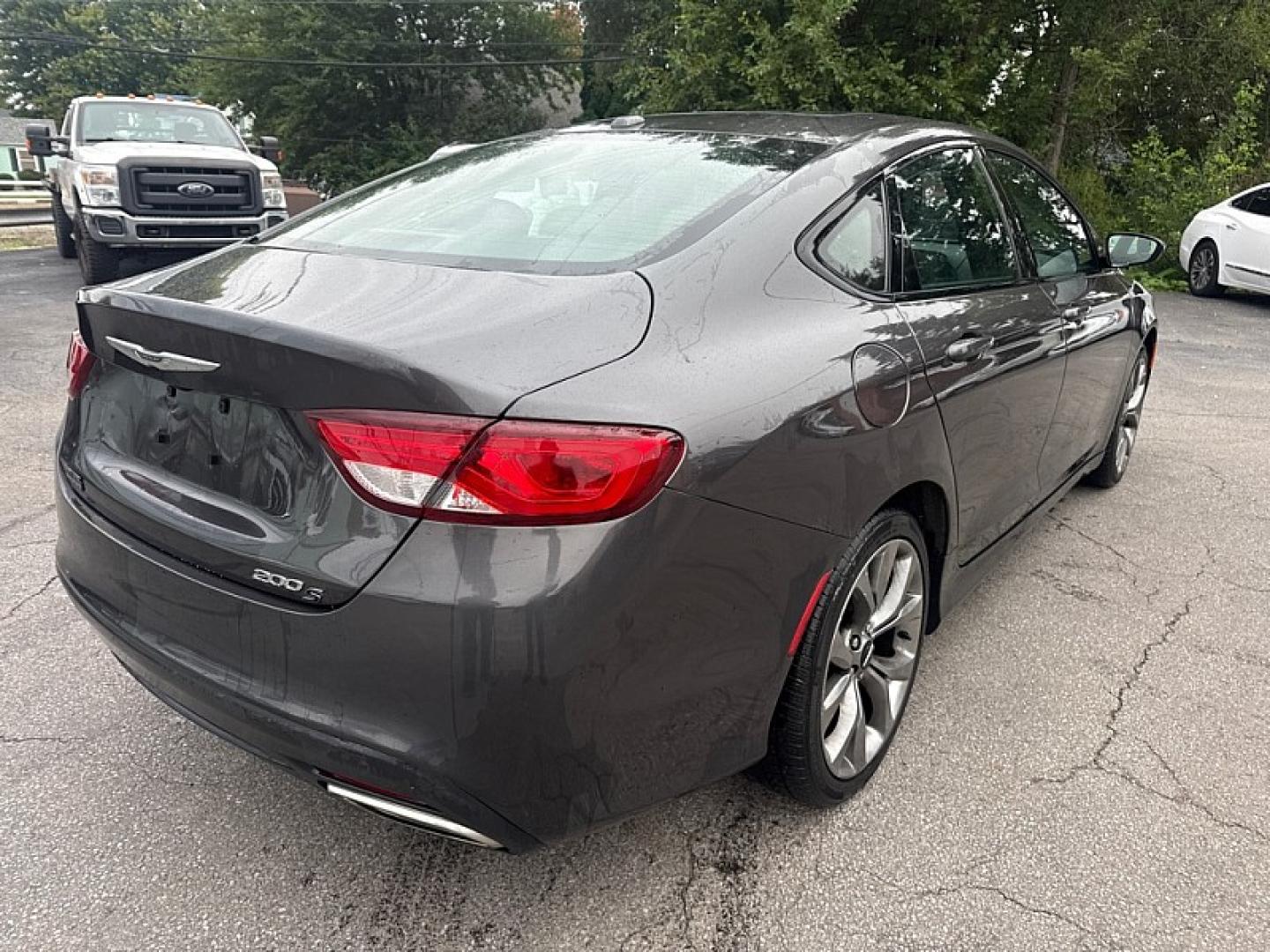 2015 GRAY /BLACK Chrysler 200 S (1C3CCCBG0FN) with an 3.6L V6 DOHC 24V FFV engine, 9A transmission, located at 3304 Woodville Road, Northwood, OH, 43619, (419) 210-8019, 41.612694, -83.480743- Photo#4