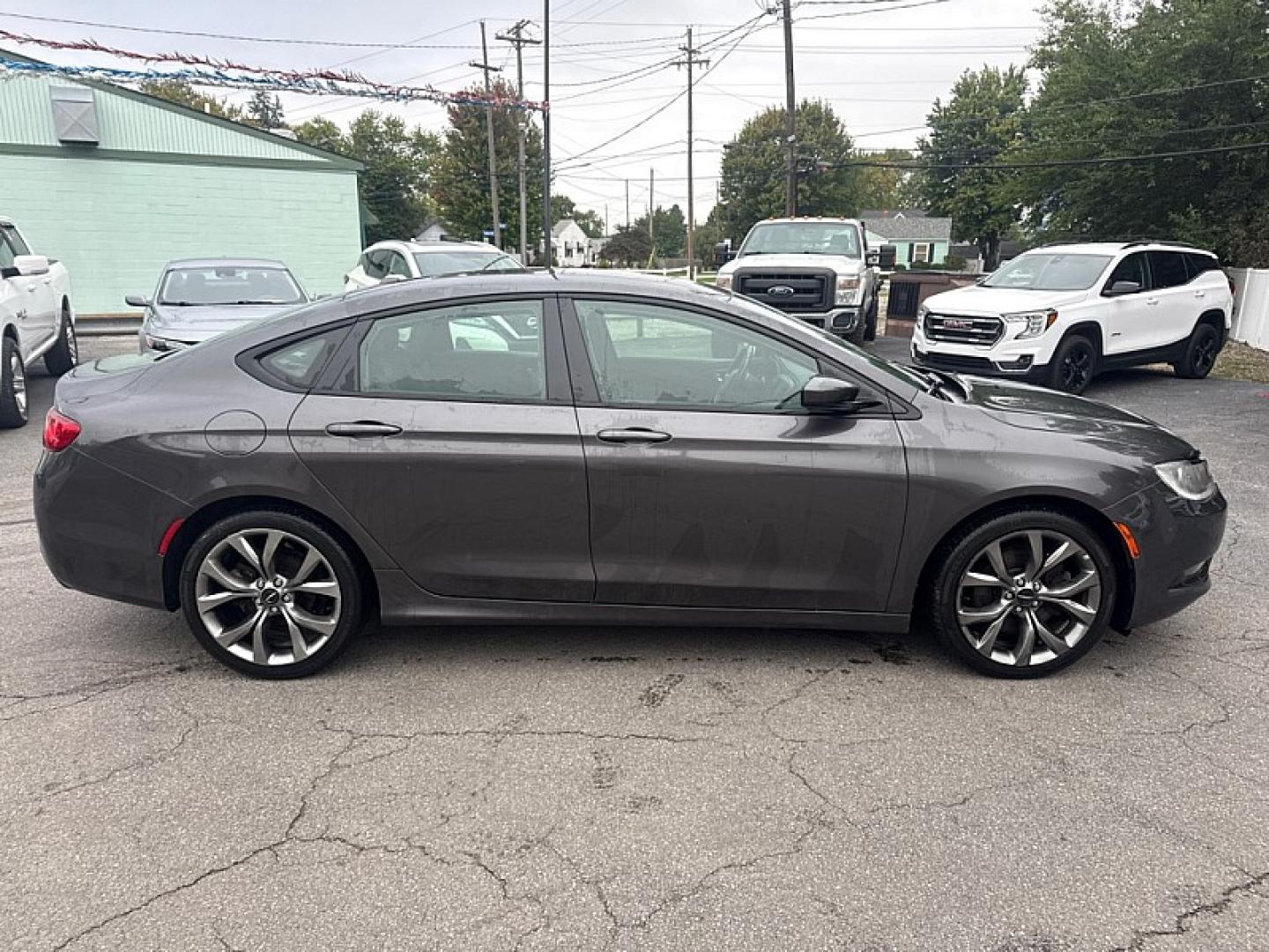 2015 GRAY /BLACK Chrysler 200 S (1C3CCCBG0FN) with an 3.6L V6 DOHC 24V FFV engine, 9A transmission, located at 3304 Woodville Road, Northwood, OH, 43619, (419) 210-8019, 41.612694, -83.480743- Photo#5