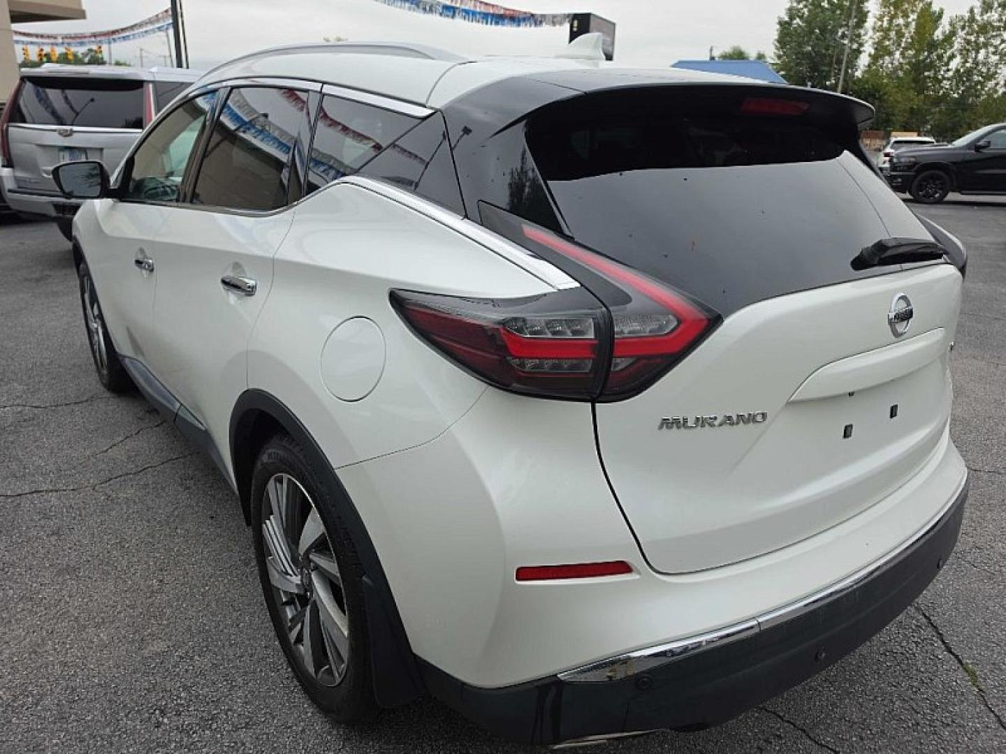 2019 WHITE /BLACK Nissan Murano Platinum AWD (5N1AZ2MS8KN) with an 3.5L V6 DOHC 24V engine, CVT transmission, located at 3304 Woodville Road, Northwood, OH, 43619, (419) 210-8019, 41.612694, -83.480743- Photo#2