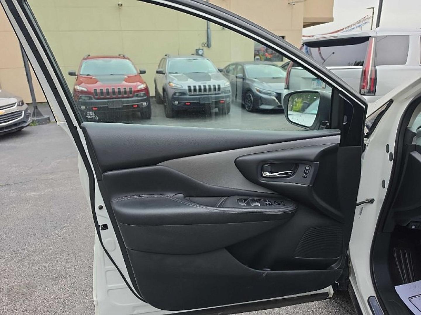 2019 WHITE /BLACK Nissan Murano Platinum AWD (5N1AZ2MS8KN) with an 3.5L V6 DOHC 24V engine, CVT transmission, located at 3304 Woodville Road, Northwood, OH, 43619, (419) 210-8019, 41.612694, -83.480743- Photo#8