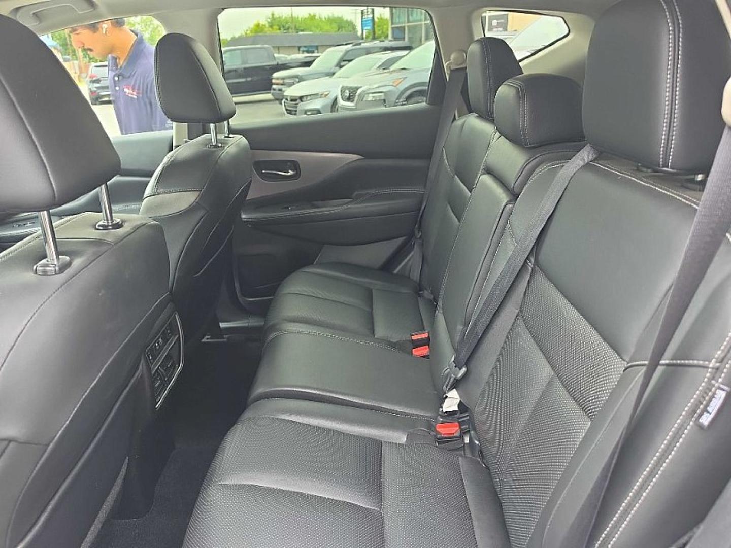 2019 WHITE /BLACK Nissan Murano Platinum AWD (5N1AZ2MS8KN) with an 3.5L V6 DOHC 24V engine, CVT transmission, located at 3304 Woodville Road, Northwood, OH, 43619, (419) 210-8019, 41.612694, -83.480743- Photo#11