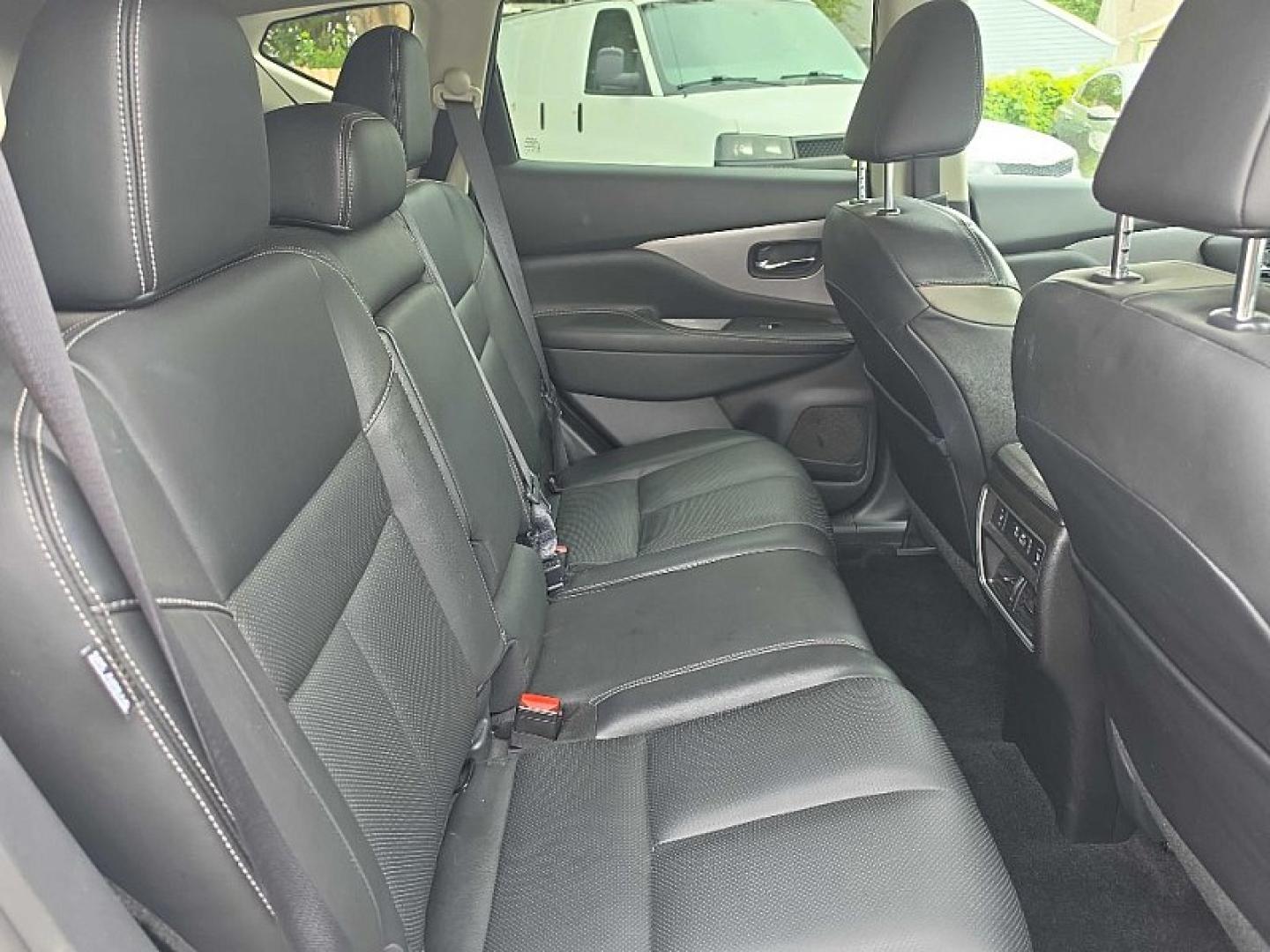 2019 WHITE /BLACK Nissan Murano Platinum AWD (5N1AZ2MS8KN) with an 3.5L V6 DOHC 24V engine, CVT transmission, located at 3304 Woodville Road, Northwood, OH, 43619, (419) 210-8019, 41.612694, -83.480743- Photo#14