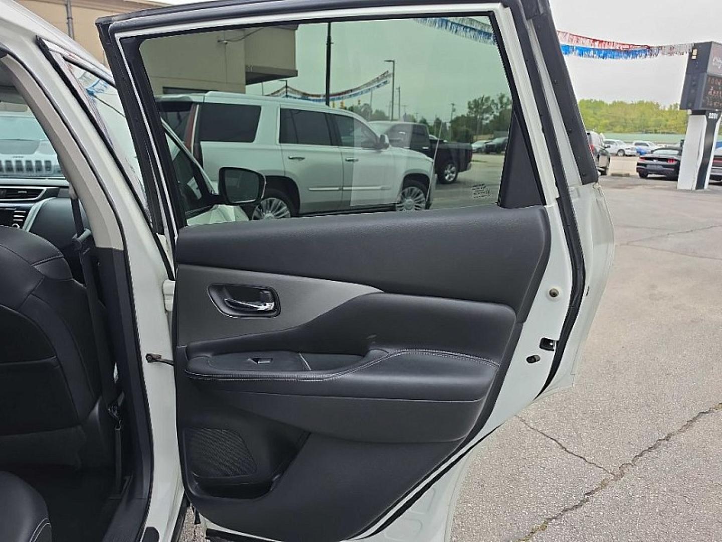 2019 WHITE /BLACK Nissan Murano Platinum AWD (5N1AZ2MS8KN) with an 3.5L V6 DOHC 24V engine, CVT transmission, located at 3304 Woodville Road, Northwood, OH, 43619, (419) 210-8019, 41.612694, -83.480743- Photo#13
