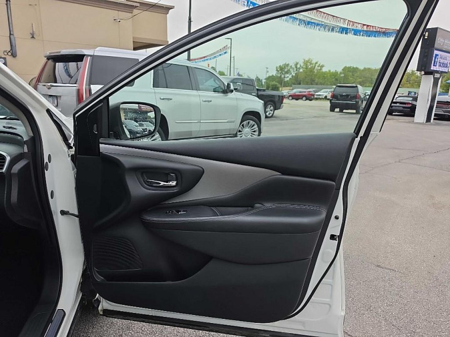 2019 WHITE /BLACK Nissan Murano Platinum AWD (5N1AZ2MS8KN) with an 3.5L V6 DOHC 24V engine, CVT transmission, located at 3304 Woodville Road, Northwood, OH, 43619, (419) 210-8019, 41.612694, -83.480743- Photo#15