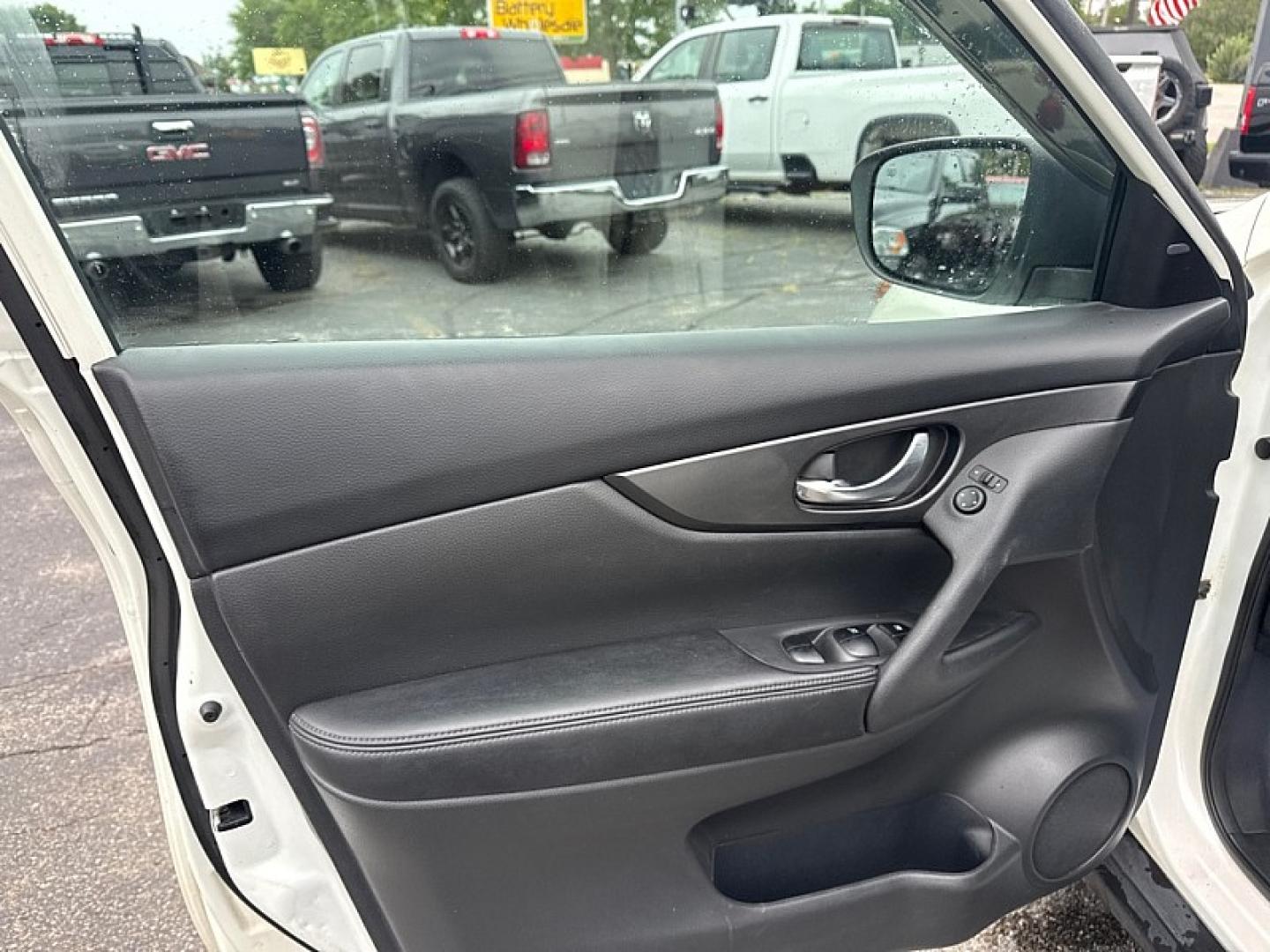 2017 WHITE /BLACK Nissan Rogue S AWD (5N1AT2MVXHC) with an 2.5L L4 DOHC 16V engine, CVT transmission, located at 3304 Woodville Road, Northwood, OH, 43619, (419) 210-8019, 41.612694, -83.480743 - Your #1 Destination for Auto Loans and mdash;No Matter Your Credit!At our dealership, we believe everyone deserves the opportunity to drive their dream car and mdash;whether you have good credit, bad credit, or no credit at all. With a wide selection of hundreds of cars, trucks, and SUVs, you'll fin- Photo#9