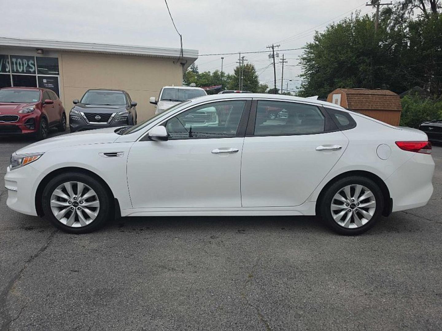 2018 WHITE /BLACK Kia Optima LX (5XXGT4L32JG) with an 2.4L L4 DOHC 16V engine, 6A transmission, located at 3304 Woodville Road, Northwood, OH, 43619, (419) 210-8019, 41.612694, -83.480743 - Your #1 Destination for Auto Loans and mdash;No Matter Your Credit!At our dealership, we believe everyone deserves the opportunity to drive their dream car and mdash;whether you have good credit, bad credit, or no credit at all. With a wide selection of hundreds of cars, trucks, and SUVs, you'll fin- Photo#1