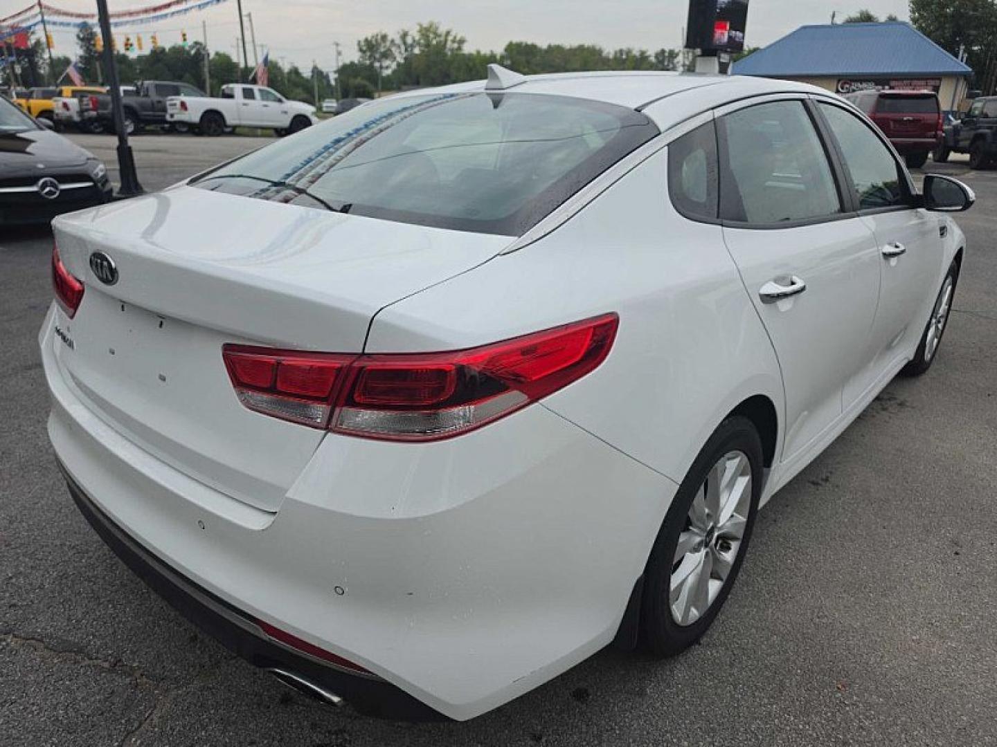 2018 WHITE /BLACK Kia Optima LX (5XXGT4L32JG) with an 2.4L L4 DOHC 16V engine, 6A transmission, located at 3304 Woodville Road, Northwood, OH, 43619, (419) 210-8019, 41.612694, -83.480743 - Your #1 Destination for Auto Loans and mdash;No Matter Your Credit!At our dealership, we believe everyone deserves the opportunity to drive their dream car and mdash;whether you have good credit, bad credit, or no credit at all. With a wide selection of hundreds of cars, trucks, and SUVs, you'll fin- Photo#4