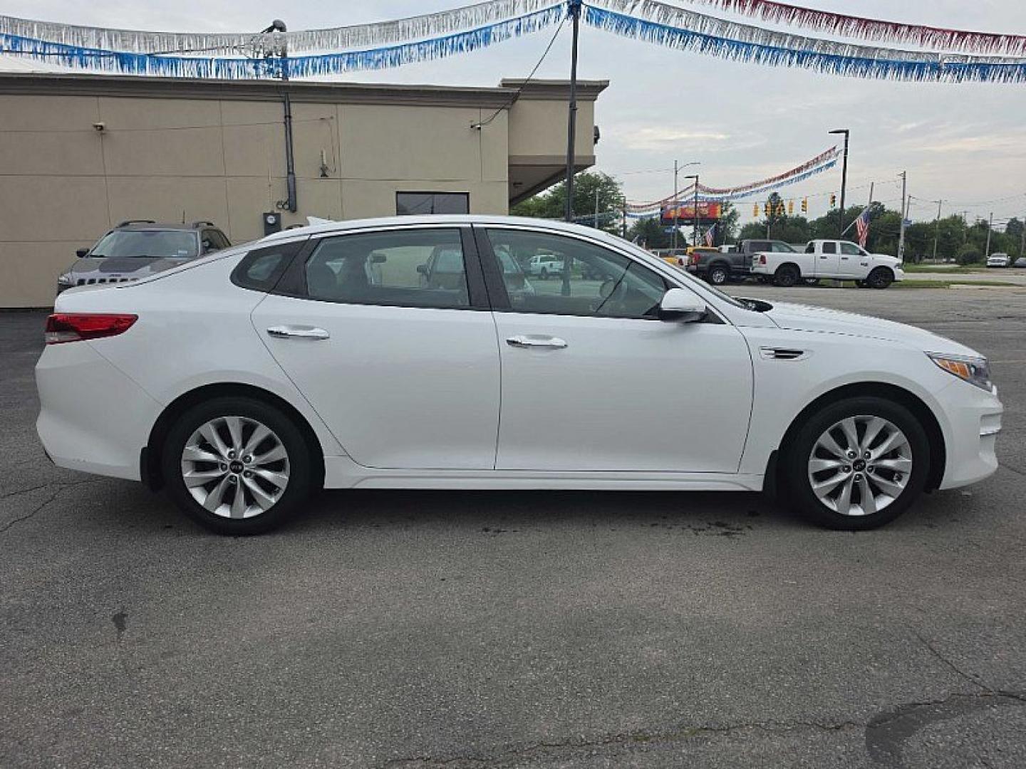 2018 WHITE /BLACK Kia Optima LX (5XXGT4L32JG) with an 2.4L L4 DOHC 16V engine, 6A transmission, located at 3304 Woodville Road, Northwood, OH, 43619, (419) 210-8019, 41.612694, -83.480743 - Your #1 Destination for Auto Loans and mdash;No Matter Your Credit!At our dealership, we believe everyone deserves the opportunity to drive their dream car and mdash;whether you have good credit, bad credit, or no credit at all. With a wide selection of hundreds of cars, trucks, and SUVs, you'll fin- Photo#5