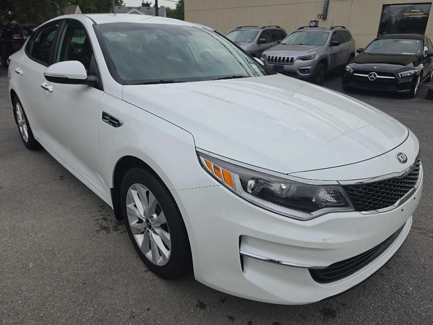 2018 WHITE /BLACK Kia Optima LX (5XXGT4L32JG) with an 2.4L L4 DOHC 16V engine, 6A transmission, located at 3304 Woodville Road, Northwood, OH, 43619, (419) 210-8019, 41.612694, -83.480743 - Your #1 Destination for Auto Loans and mdash;No Matter Your Credit!At our dealership, we believe everyone deserves the opportunity to drive their dream car and mdash;whether you have good credit, bad credit, or no credit at all. With a wide selection of hundreds of cars, trucks, and SUVs, you'll fin- Photo#6