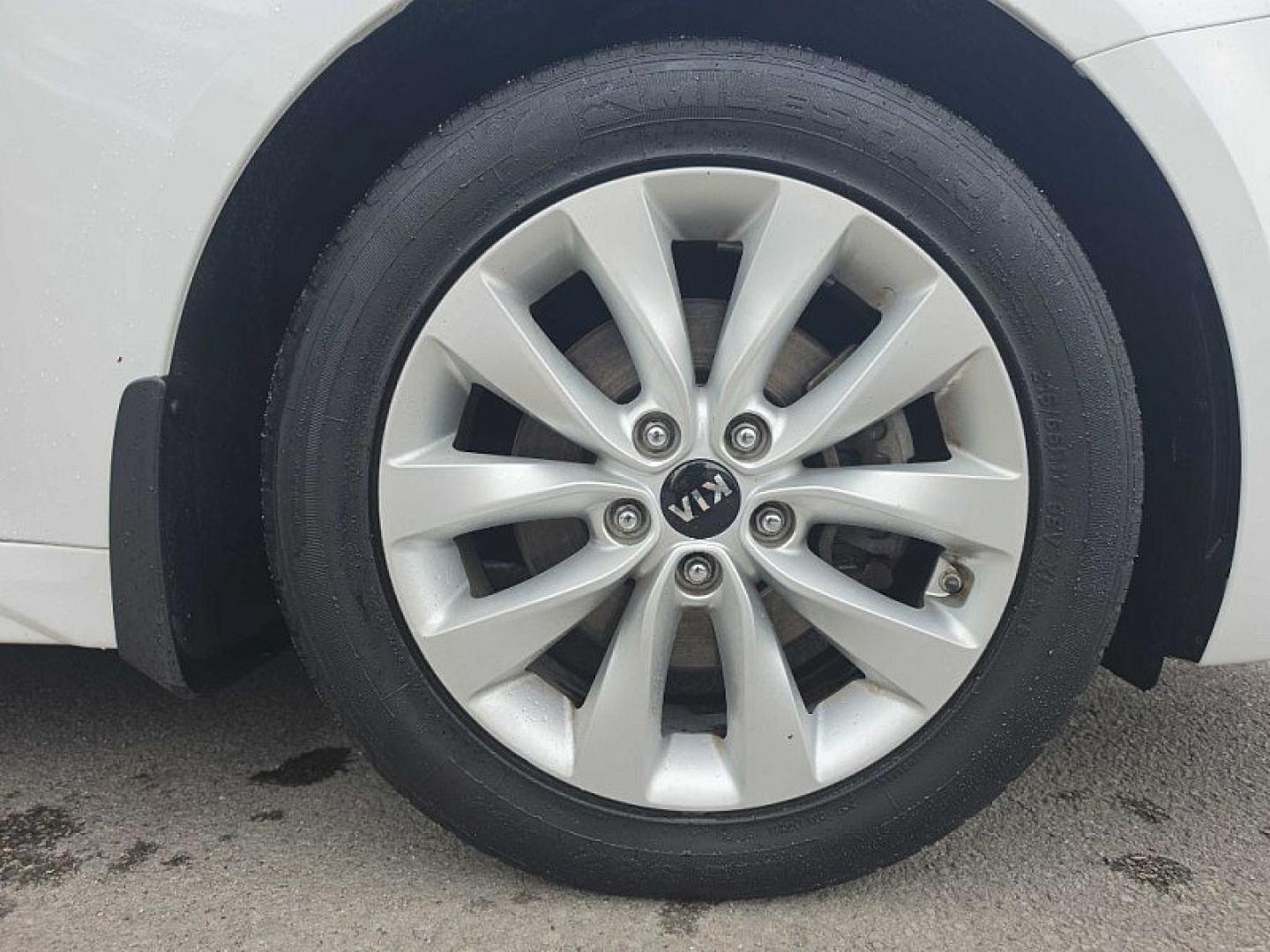 2018 WHITE /BLACK Kia Optima LX (5XXGT4L32JG) with an 2.4L L4 DOHC 16V engine, 6A transmission, located at 3304 Woodville Road, Northwood, OH, 43619, (419) 210-8019, 41.612694, -83.480743 - Your #1 Destination for Auto Loans and mdash;No Matter Your Credit!At our dealership, we believe everyone deserves the opportunity to drive their dream car and mdash;whether you have good credit, bad credit, or no credit at all. With a wide selection of hundreds of cars, trucks, and SUVs, you'll fin- Photo#17