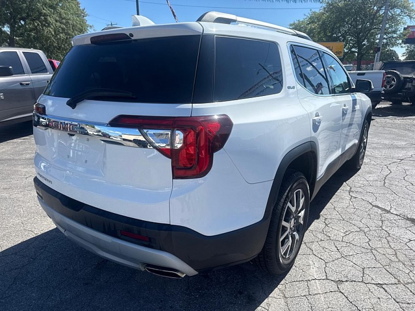2020 WHITE /BLACK GMC Acadia SLE-1 FWD (1GKKNKLS1LZ) with an 3.6L V6 DOHC 24V engine, 6A transmission, located at 3304 Woodville Road, Northwood, OH, 43619, (419) 210-8019, 41.612694, -83.480743 - Your #1 Destination for Auto Loans and mdash;No Matter Your Credit!At our dealership, we believe everyone deserves the opportunity to drive their dream car and mdash;whether you have good credit, bad credit, or no credit at all. With a wide selection of hundreds of cars, trucks, and SUVs, you'll fin- Photo#4