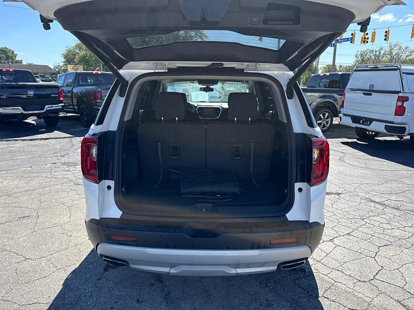 2020 WHITE /BLACK GMC Acadia SLE-1 FWD (1GKKNKLS1LZ) with an 3.6L V6 DOHC 24V engine, 6A transmission, located at 3304 Woodville Road, Northwood, OH, 43619, (419) 210-8019, 41.612694, -83.480743 - Your #1 Destination for Auto Loans and mdash;No Matter Your Credit!At our dealership, we believe everyone deserves the opportunity to drive their dream car and mdash;whether you have good credit, bad credit, or no credit at all. With a wide selection of hundreds of cars, trucks, and SUVs, you'll fin- Photo#17