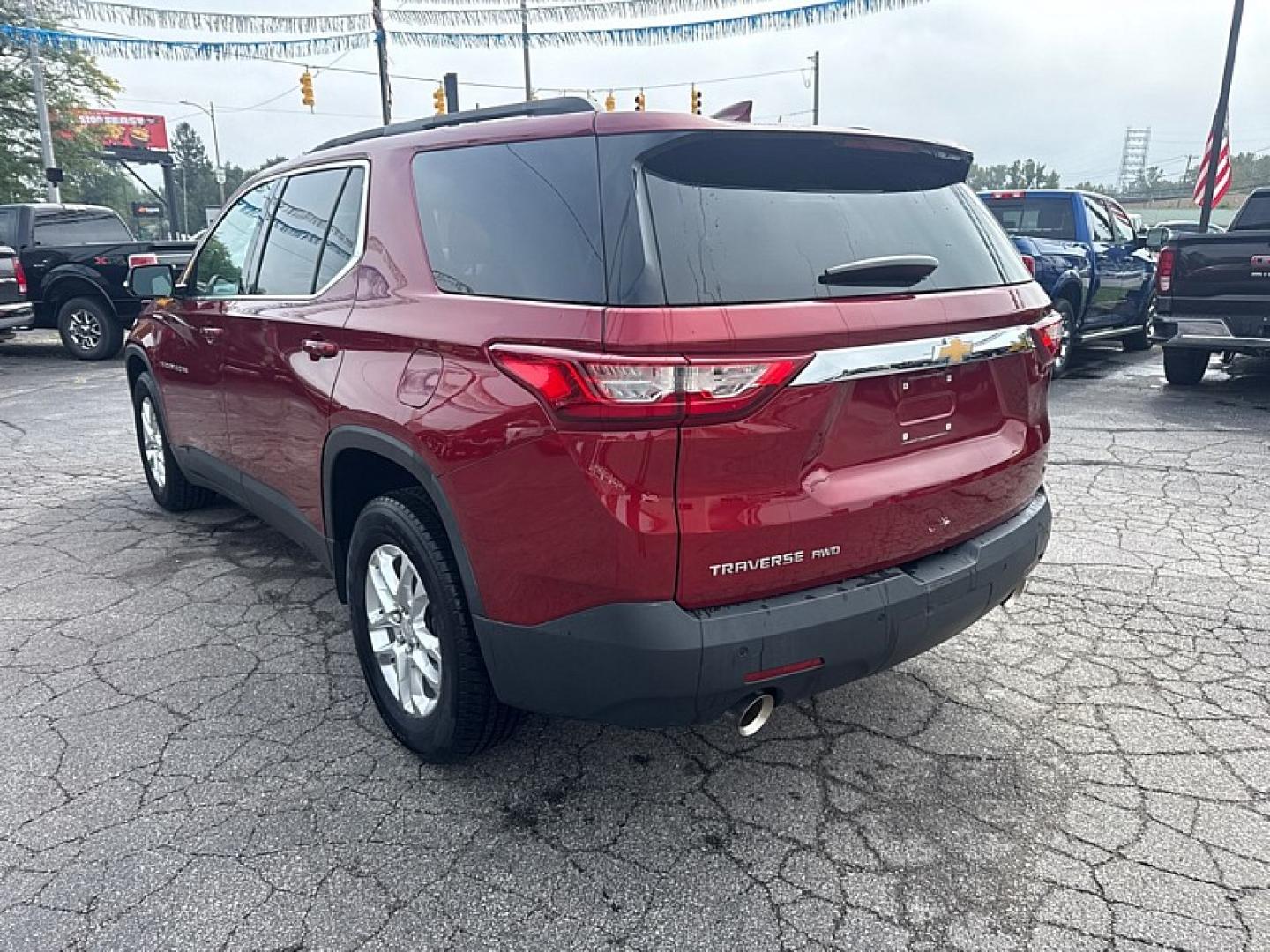 2019 RED /BLACK Chevrolet Traverse LT Cloth AWD (1GNEVGKW4KJ) with an 3.6L V6 DOHC 24V engine, 9A transmission, located at 3304 Woodville Road, Northwood, OH, 43619, (419) 210-8019, 41.612694, -83.480743 - Your #1 Destination for Auto Loans and mdash;No Matter Your Credit!At our dealership, we believe everyone deserves the opportunity to drive their dream car and mdash;whether you have good credit, bad credit, or no credit at all. With a wide selection of hundreds of cars, trucks, and SUVs, you'll fin- Photo#2