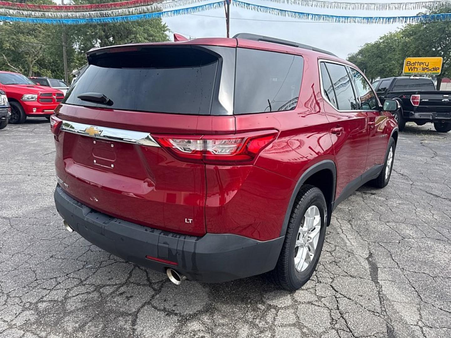 2019 RED /BLACK Chevrolet Traverse LT Cloth AWD (1GNEVGKW4KJ) with an 3.6L V6 DOHC 24V engine, 9A transmission, located at 3304 Woodville Road, Northwood, OH, 43619, (419) 210-8019, 41.612694, -83.480743 - Your #1 Destination for Auto Loans and mdash;No Matter Your Credit!At our dealership, we believe everyone deserves the opportunity to drive their dream car and mdash;whether you have good credit, bad credit, or no credit at all. With a wide selection of hundreds of cars, trucks, and SUVs, you'll fin- Photo#4