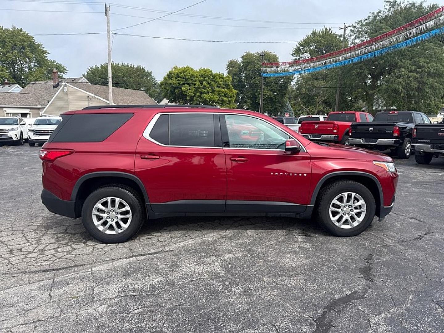 2019 RED /BLACK Chevrolet Traverse LT Cloth AWD (1GNEVGKW4KJ) with an 3.6L V6 DOHC 24V engine, 9A transmission, located at 3304 Woodville Road, Northwood, OH, 43619, (419) 210-8019, 41.612694, -83.480743 - Your #1 Destination for Auto Loans and mdash;No Matter Your Credit!At our dealership, we believe everyone deserves the opportunity to drive their dream car and mdash;whether you have good credit, bad credit, or no credit at all. With a wide selection of hundreds of cars, trucks, and SUVs, you'll fin- Photo#5