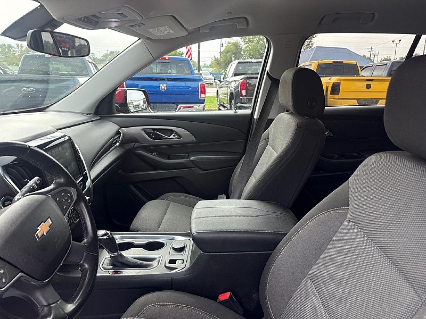 2019 RED /BLACK Chevrolet Traverse LT Cloth AWD (1GNEVGKW4KJ) with an 3.6L V6 DOHC 24V engine, 9A transmission, located at 3304 Woodville Road, Northwood, OH, 43619, (419) 210-8019, 41.612694, -83.480743 - Your #1 Destination for Auto Loans and mdash;No Matter Your Credit!At our dealership, we believe everyone deserves the opportunity to drive their dream car and mdash;whether you have good credit, bad credit, or no credit at all. With a wide selection of hundreds of cars, trucks, and SUVs, you'll fin- Photo#9
