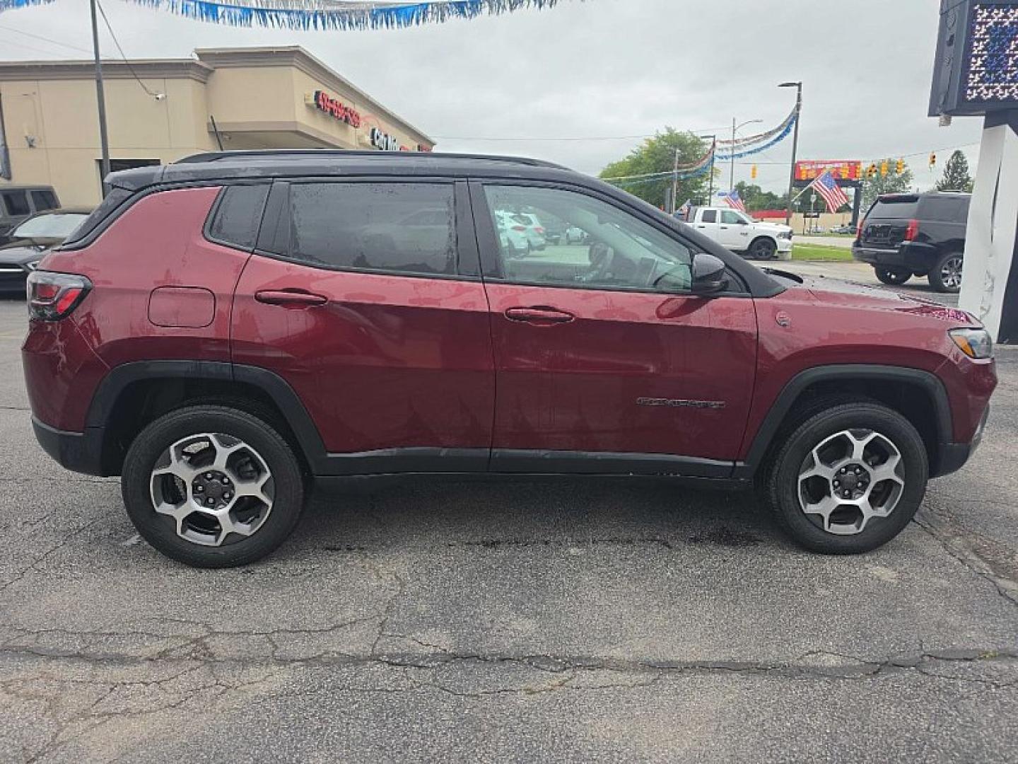 2022 RED /BLACK Jeep Compass Trailhawk 4WD (3C4NJDDB0NT) with an 2.4L L4 DOHC 16V engine, 9A transmission, located at 3304 Woodville Road, Northwood, OH, 43619, (419) 210-8019, 41.612694, -83.480743 - Your #1 Destination for Auto Loans and mdash;No Matter Your Credit!At our dealership, we believe everyone deserves the opportunity to drive their dream car and mdash;whether you have good credit, bad credit, or no credit at all. With a wide selection of hundreds of cars, trucks, and SUVs, you'll fin- Photo#5
