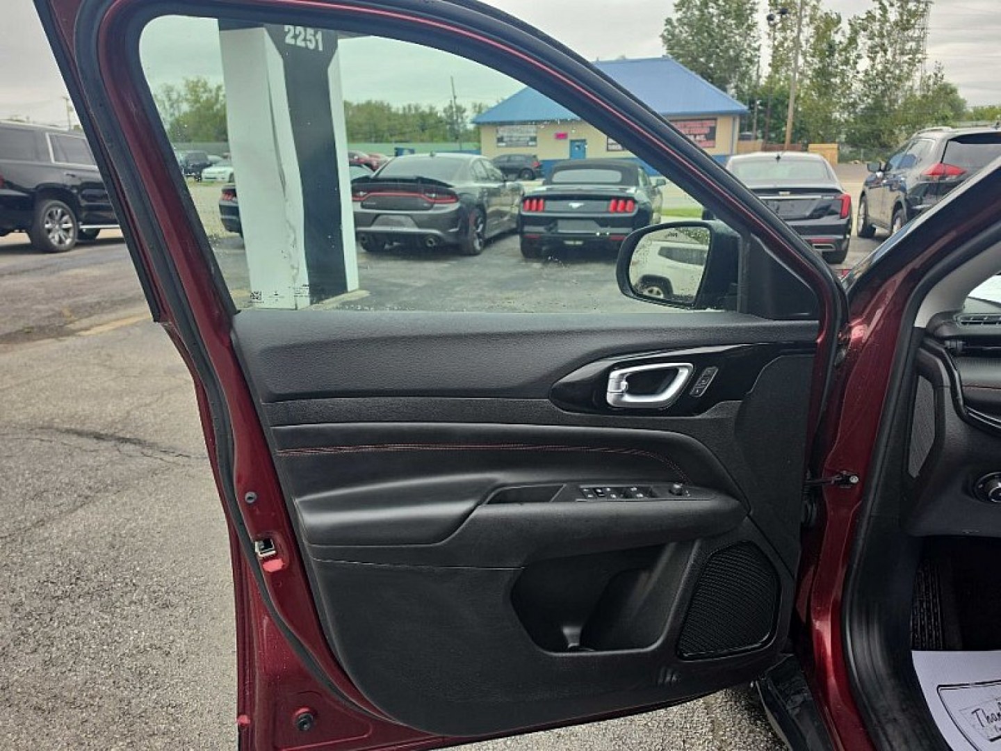 2022 RED /BLACK Jeep Compass Trailhawk 4WD (3C4NJDDB0NT) with an 2.4L L4 DOHC 16V engine, 9A transmission, located at 3304 Woodville Road, Northwood, OH, 43619, (419) 210-8019, 41.612694, -83.480743 - Your #1 Destination for Auto Loans and mdash;No Matter Your Credit!At our dealership, we believe everyone deserves the opportunity to drive their dream car and mdash;whether you have good credit, bad credit, or no credit at all. With a wide selection of hundreds of cars, trucks, and SUVs, you'll fin- Photo#8