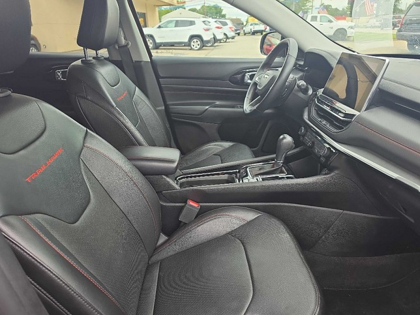 2022 RED /BLACK Jeep Compass Trailhawk 4WD (3C4NJDDB0NT) with an 2.4L L4 DOHC 16V engine, 9A transmission, located at 3304 Woodville Road, Northwood, OH, 43619, (419) 210-8019, 41.612694, -83.480743 - Your #1 Destination for Auto Loans and mdash;No Matter Your Credit!At our dealership, we believe everyone deserves the opportunity to drive their dream car and mdash;whether you have good credit, bad credit, or no credit at all. With a wide selection of hundreds of cars, trucks, and SUVs, you'll fin- Photo#16