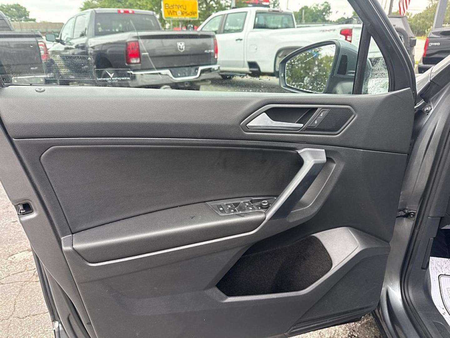 2021 SILVER /BLACK Volkswagen Tiguan SE 4Motion AWD (3VV2B7AX7MM) with an 2.0L L4 DOHC 16V TURBO engine, 8A transmission, located at 3304 Woodville Road, Northwood, OH, 43619, (419) 210-8019, 41.612694, -83.480743 - Your #1 Destination for Auto Loans and mdash;No Matter Your Credit!At our dealership, we believe everyone deserves the opportunity to drive their dream car and mdash;whether you have good credit, bad credit, or no credit at all. With a wide selection of hundreds of cars, trucks, and SUVs, you'll fin- Photo#10