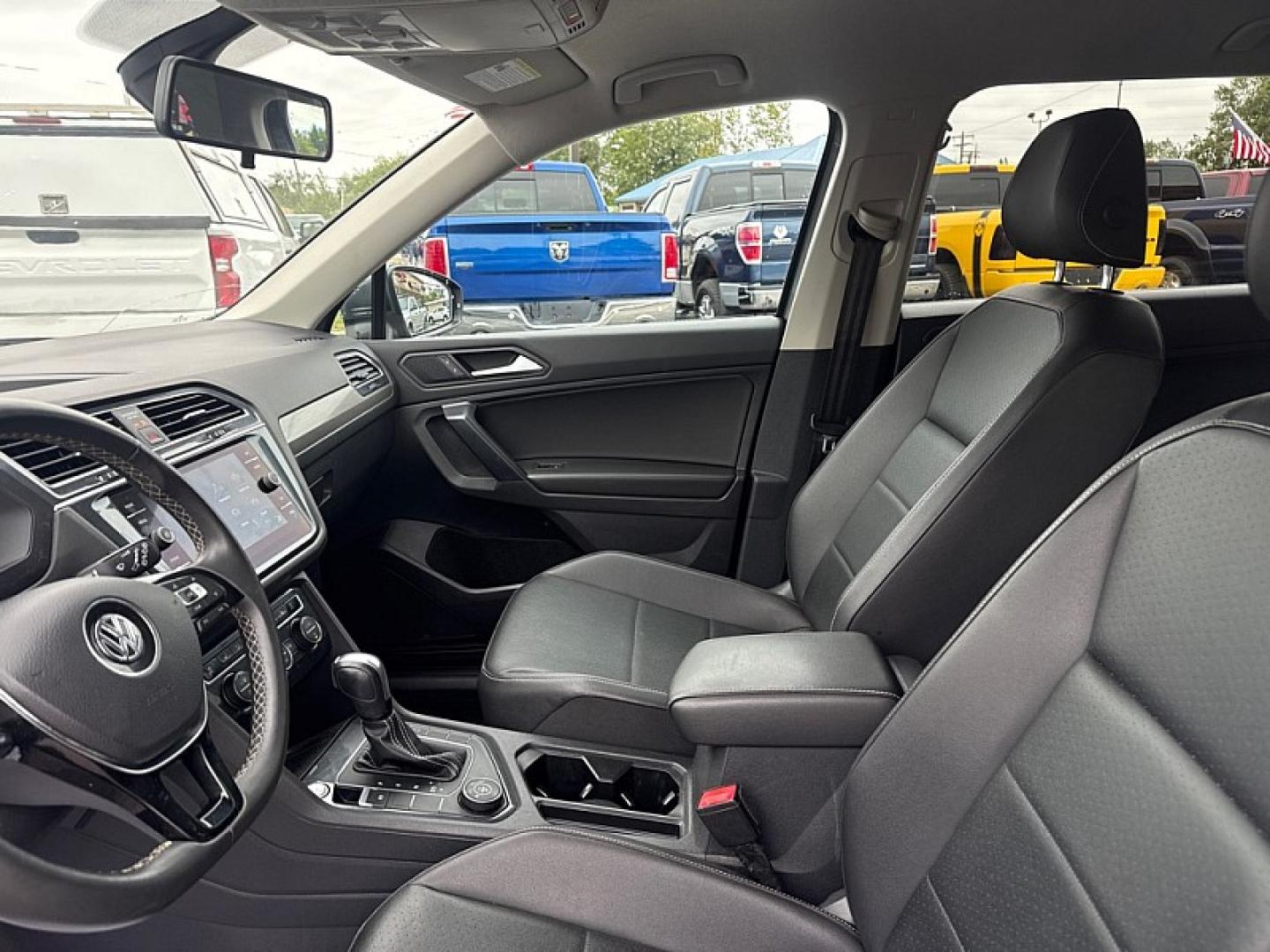 2021 SILVER /BLACK Volkswagen Tiguan SE 4Motion AWD (3VV2B7AX7MM) with an 2.0L L4 DOHC 16V TURBO engine, 8A transmission, located at 3304 Woodville Road, Northwood, OH, 43619, (419) 210-8019, 41.612694, -83.480743 - Your #1 Destination for Auto Loans and mdash;No Matter Your Credit!At our dealership, we believe everyone deserves the opportunity to drive their dream car and mdash;whether you have good credit, bad credit, or no credit at all. With a wide selection of hundreds of cars, trucks, and SUVs, you'll fin- Photo#11