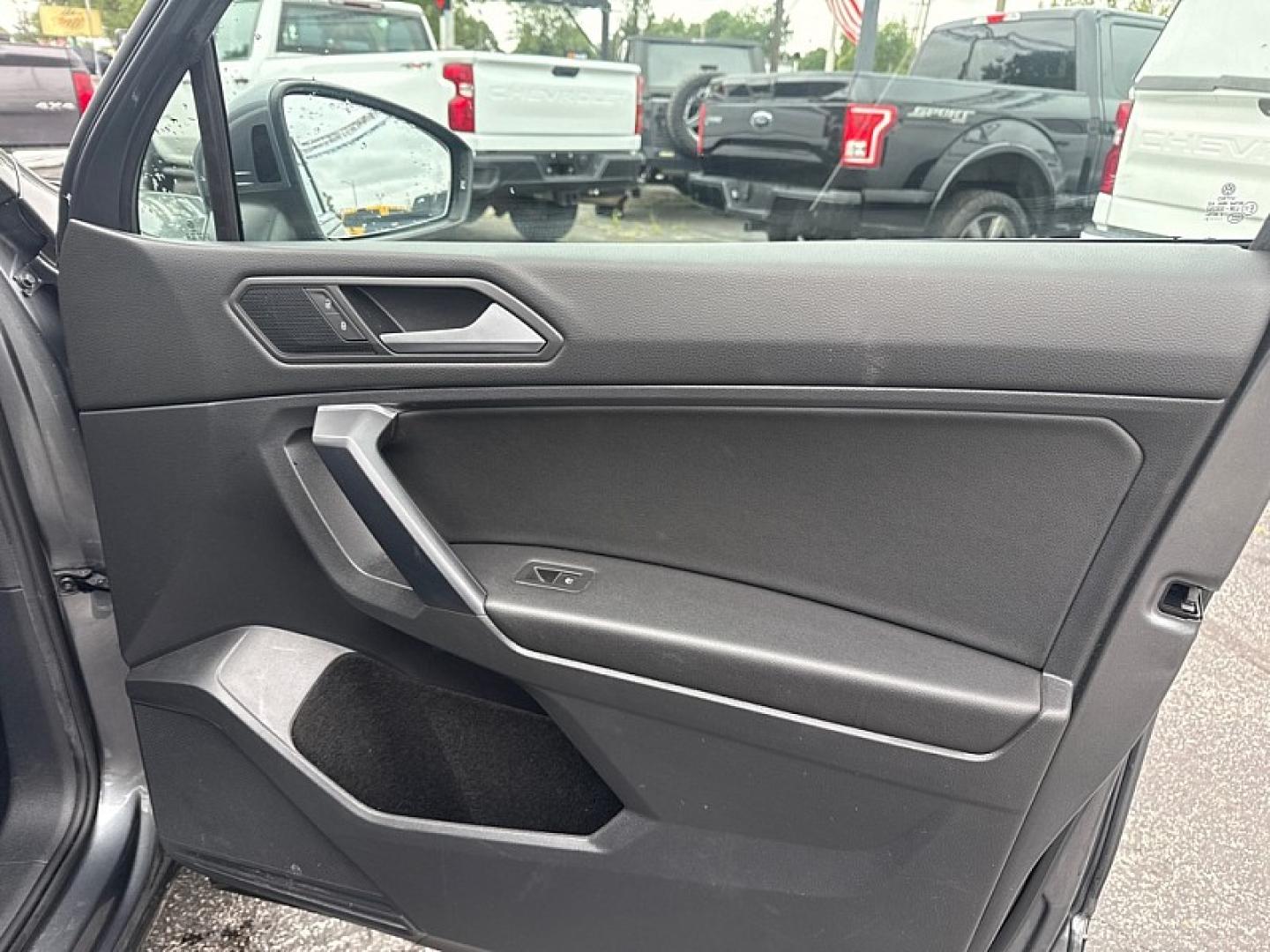 2021 SILVER /BLACK Volkswagen Tiguan SE 4Motion AWD (3VV2B7AX7MM) with an 2.0L L4 DOHC 16V TURBO engine, 8A transmission, located at 3304 Woodville Road, Northwood, OH, 43619, (419) 210-8019, 41.612694, -83.480743 - Your #1 Destination for Auto Loans and mdash;No Matter Your Credit!At our dealership, we believe everyone deserves the opportunity to drive their dream car and mdash;whether you have good credit, bad credit, or no credit at all. With a wide selection of hundreds of cars, trucks, and SUVs, you'll fin- Photo#16