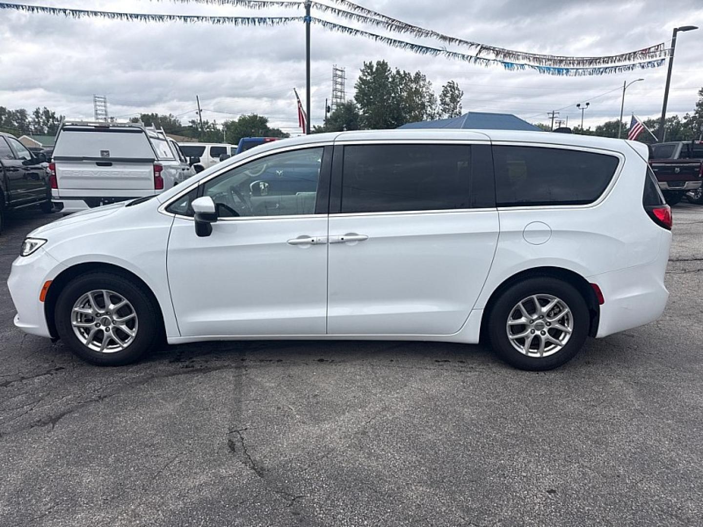 2023 WHITE /BLACK Chrysler Pacifica Touring-L (2C4RC1BG1PR) with an 3.6L V6 DOHC 24V engine, 9A transmission, located at 3304 Woodville Road, Northwood, OH, 43619, (419) 210-8019, 41.612694, -83.480743 - Your #1 Destination for Auto Loans and mdash;No Matter Your Credit!At our dealership, we believe everyone deserves the opportunity to drive their dream car and mdash;whether you have good credit, bad credit, or no credit at all. With a wide selection of hundreds of cars, trucks, and SUVs, you'll fin- Photo#1