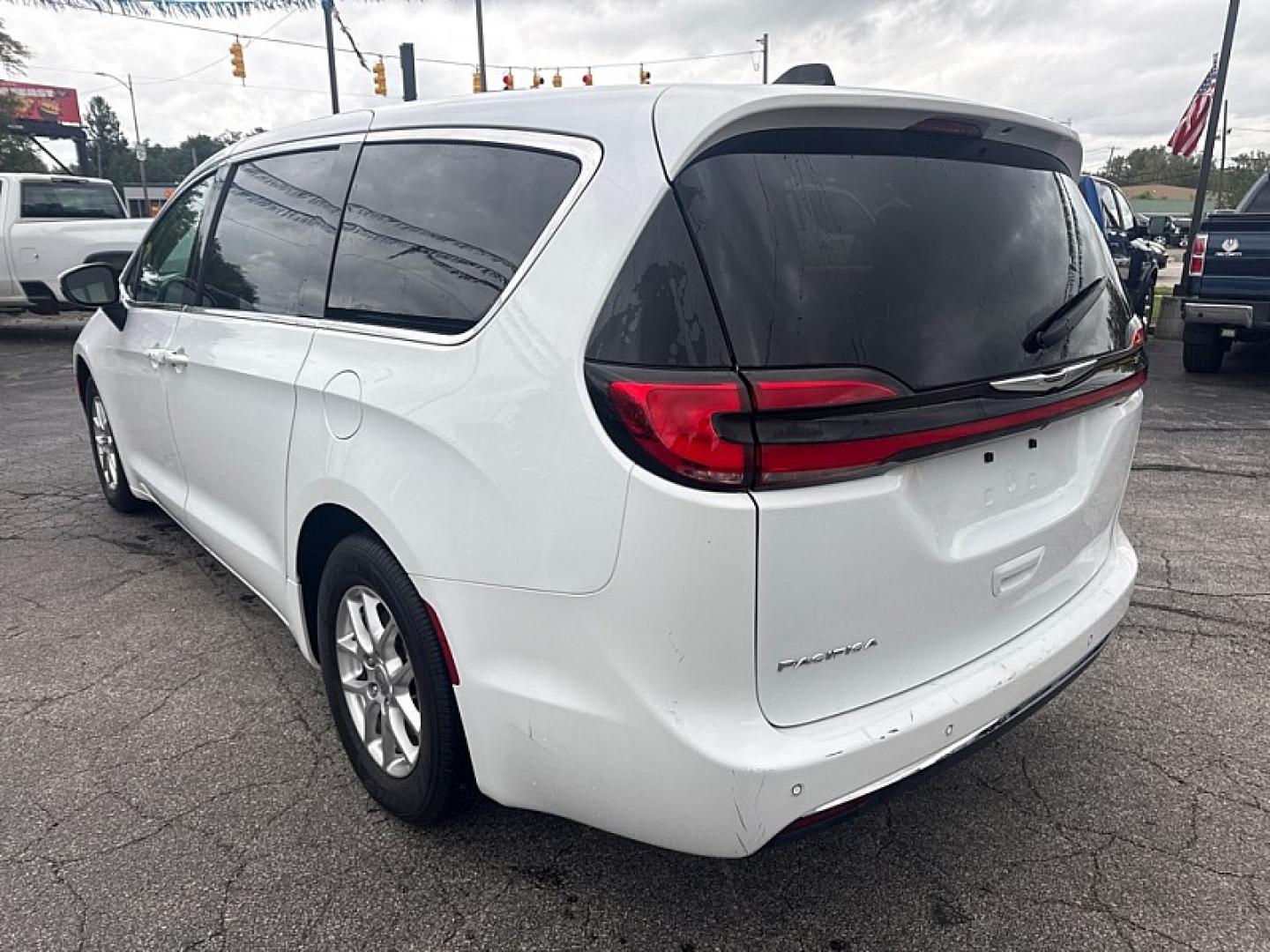2023 WHITE /BLACK Chrysler Pacifica Touring-L (2C4RC1BG1PR) with an 3.6L V6 DOHC 24V engine, 9A transmission, located at 3304 Woodville Road, Northwood, OH, 43619, (419) 210-8019, 41.612694, -83.480743 - Your #1 Destination for Auto Loans and mdash;No Matter Your Credit!At our dealership, we believe everyone deserves the opportunity to drive their dream car and mdash;whether you have good credit, bad credit, or no credit at all. With a wide selection of hundreds of cars, trucks, and SUVs, you'll fin- Photo#2
