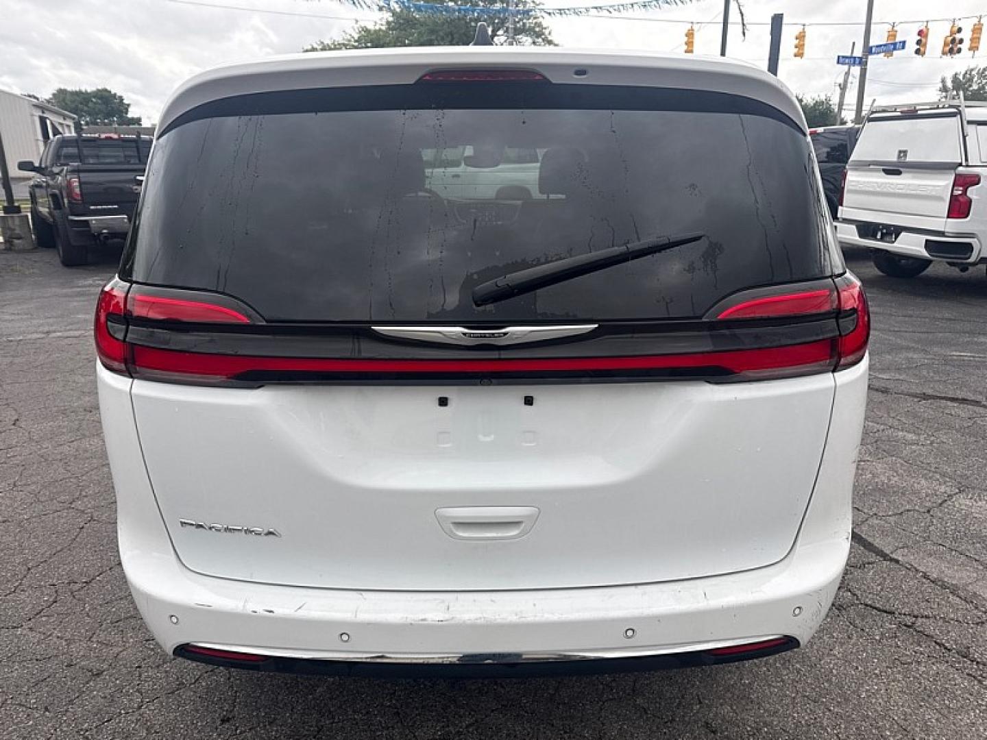 2023 WHITE /BLACK Chrysler Pacifica Touring-L (2C4RC1BG1PR) with an 3.6L V6 DOHC 24V engine, 9A transmission, located at 3304 Woodville Road, Northwood, OH, 43619, (419) 210-8019, 41.612694, -83.480743 - Your #1 Destination for Auto Loans and mdash;No Matter Your Credit!At our dealership, we believe everyone deserves the opportunity to drive their dream car and mdash;whether you have good credit, bad credit, or no credit at all. With a wide selection of hundreds of cars, trucks, and SUVs, you'll fin- Photo#3