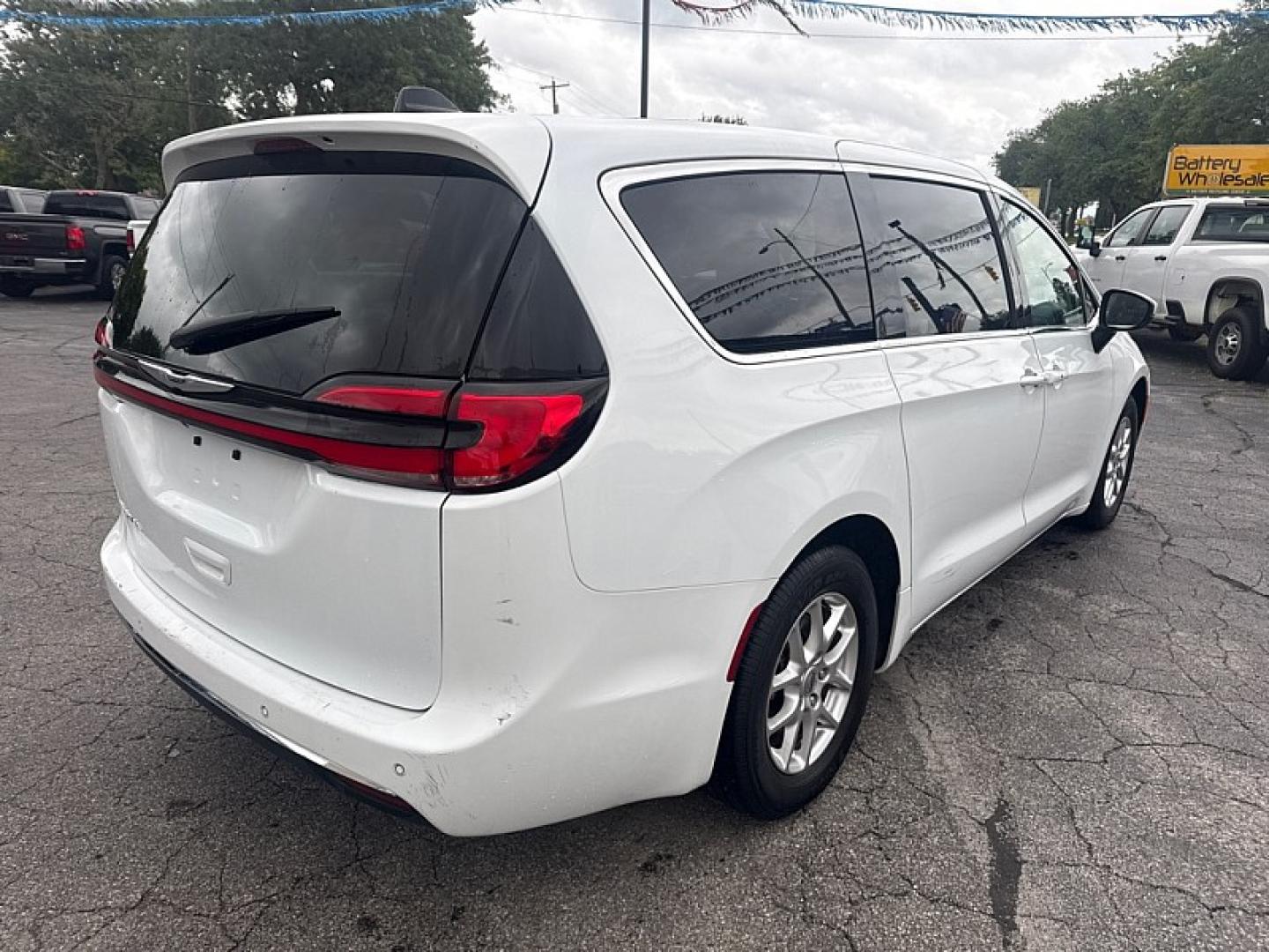 2023 WHITE /BLACK Chrysler Pacifica Touring-L (2C4RC1BG1PR) with an 3.6L V6 DOHC 24V engine, 9A transmission, located at 3304 Woodville Road, Northwood, OH, 43619, (419) 210-8019, 41.612694, -83.480743 - Your #1 Destination for Auto Loans and mdash;No Matter Your Credit!At our dealership, we believe everyone deserves the opportunity to drive their dream car and mdash;whether you have good credit, bad credit, or no credit at all. With a wide selection of hundreds of cars, trucks, and SUVs, you'll fin- Photo#4