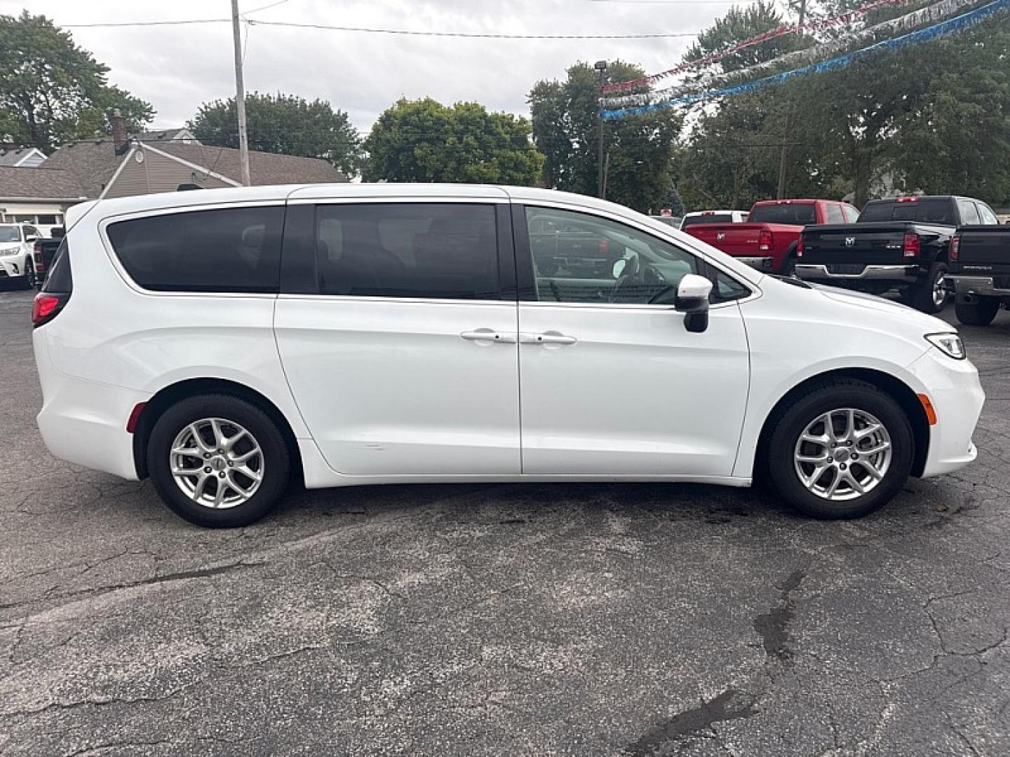 2023 WHITE /BLACK Chrysler Pacifica Touring-L (2C4RC1BG1PR) with an 3.6L V6 DOHC 24V engine, 9A transmission, located at 3304 Woodville Road, Northwood, OH, 43619, (419) 210-8019, 41.612694, -83.480743 - Your #1 Destination for Auto Loans and mdash;No Matter Your Credit!At our dealership, we believe everyone deserves the opportunity to drive their dream car and mdash;whether you have good credit, bad credit, or no credit at all. With a wide selection of hundreds of cars, trucks, and SUVs, you'll fin- Photo#5