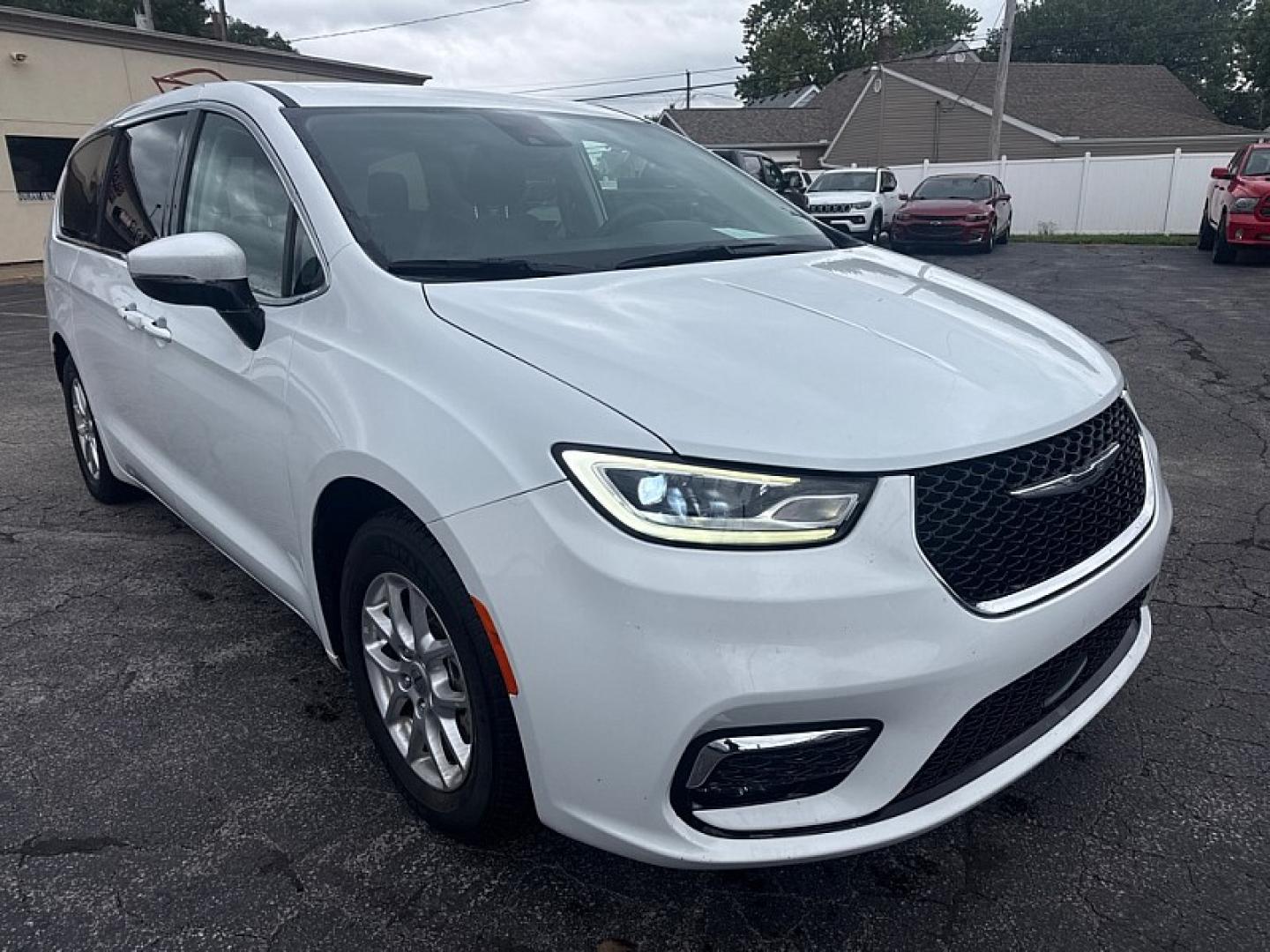 2023 WHITE /BLACK Chrysler Pacifica Touring-L (2C4RC1BG1PR) with an 3.6L V6 DOHC 24V engine, 9A transmission, located at 3304 Woodville Road, Northwood, OH, 43619, (419) 210-8019, 41.612694, -83.480743 - Your #1 Destination for Auto Loans and mdash;No Matter Your Credit!At our dealership, we believe everyone deserves the opportunity to drive their dream car and mdash;whether you have good credit, bad credit, or no credit at all. With a wide selection of hundreds of cars, trucks, and SUVs, you'll fin- Photo#6