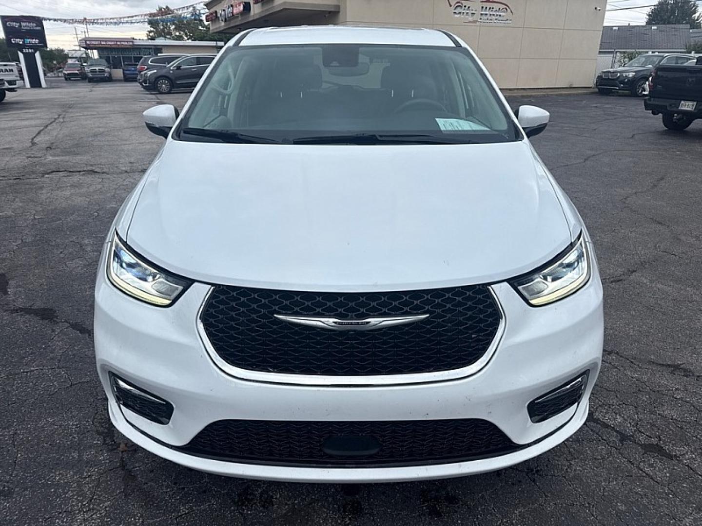 2023 WHITE /BLACK Chrysler Pacifica Touring-L (2C4RC1BG1PR) with an 3.6L V6 DOHC 24V engine, 9A transmission, located at 3304 Woodville Road, Northwood, OH, 43619, (419) 210-8019, 41.612694, -83.480743 - Your #1 Destination for Auto Loans and mdash;No Matter Your Credit!At our dealership, we believe everyone deserves the opportunity to drive their dream car and mdash;whether you have good credit, bad credit, or no credit at all. With a wide selection of hundreds of cars, trucks, and SUVs, you'll fin- Photo#7