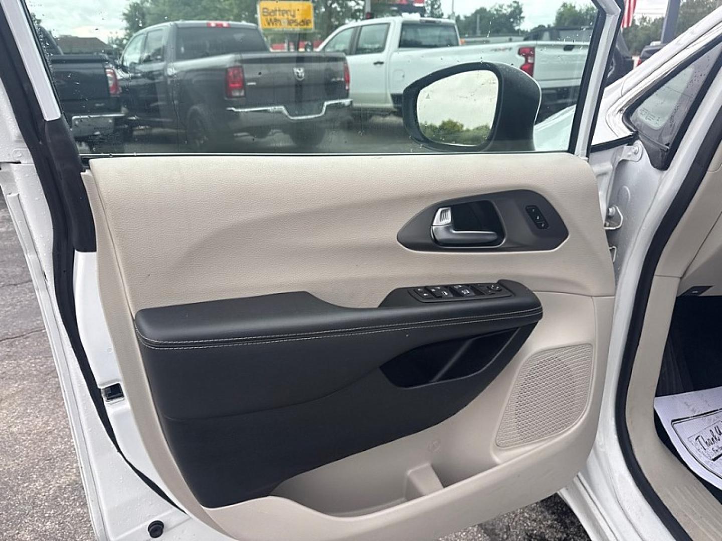 2023 WHITE /BLACK Chrysler Pacifica Touring-L (2C4RC1BG1PR) with an 3.6L V6 DOHC 24V engine, 9A transmission, located at 3304 Woodville Road, Northwood, OH, 43619, (419) 210-8019, 41.612694, -83.480743 - Your #1 Destination for Auto Loans and mdash;No Matter Your Credit!At our dealership, we believe everyone deserves the opportunity to drive their dream car and mdash;whether you have good credit, bad credit, or no credit at all. With a wide selection of hundreds of cars, trucks, and SUVs, you'll fin- Photo#8