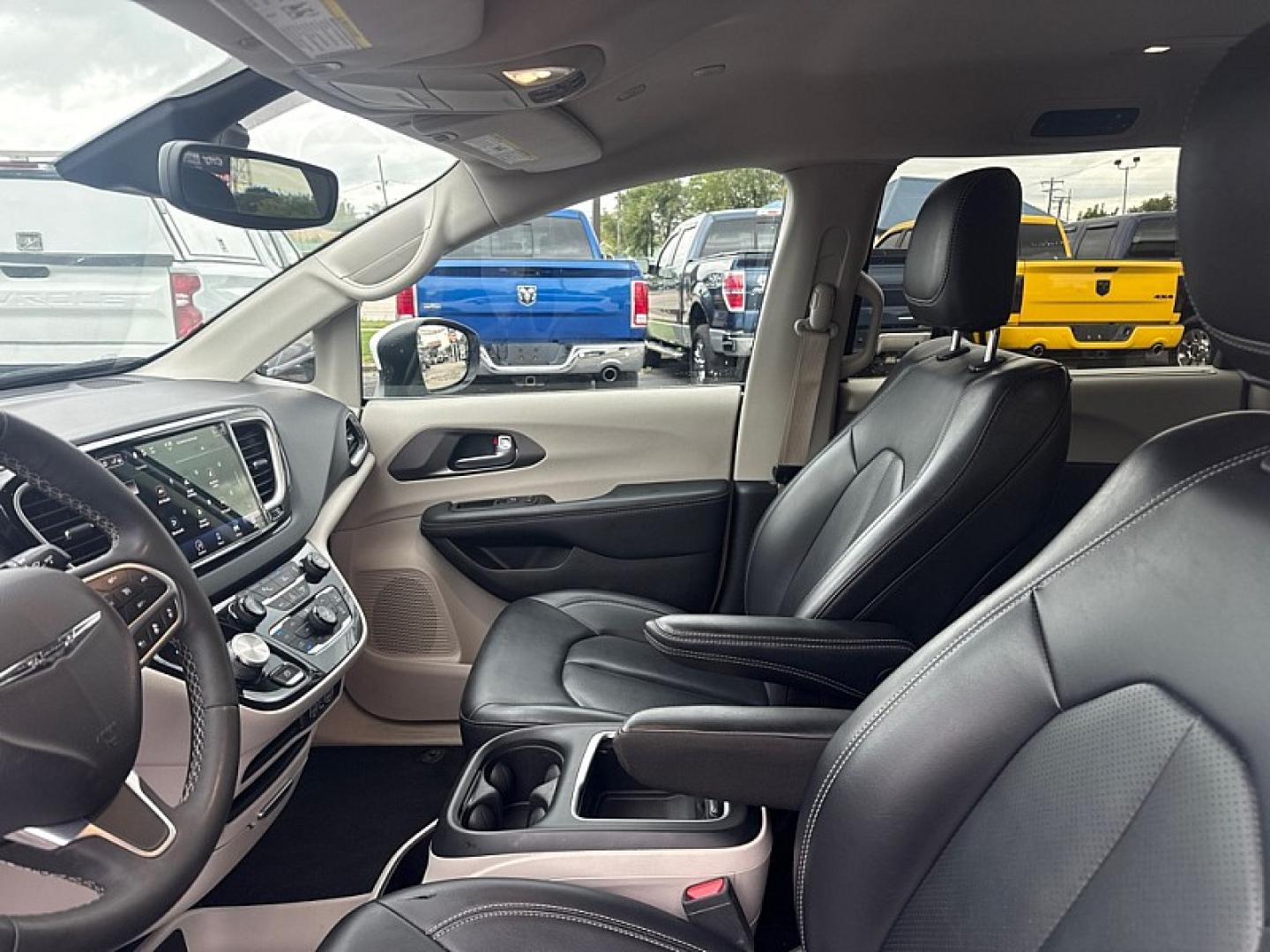 2023 WHITE /BLACK Chrysler Pacifica Touring-L (2C4RC1BG1PR) with an 3.6L V6 DOHC 24V engine, 9A transmission, located at 3304 Woodville Road, Northwood, OH, 43619, (419) 210-8019, 41.612694, -83.480743 - Your #1 Destination for Auto Loans and mdash;No Matter Your Credit!At our dealership, we believe everyone deserves the opportunity to drive their dream car and mdash;whether you have good credit, bad credit, or no credit at all. With a wide selection of hundreds of cars, trucks, and SUVs, you'll fin- Photo#9